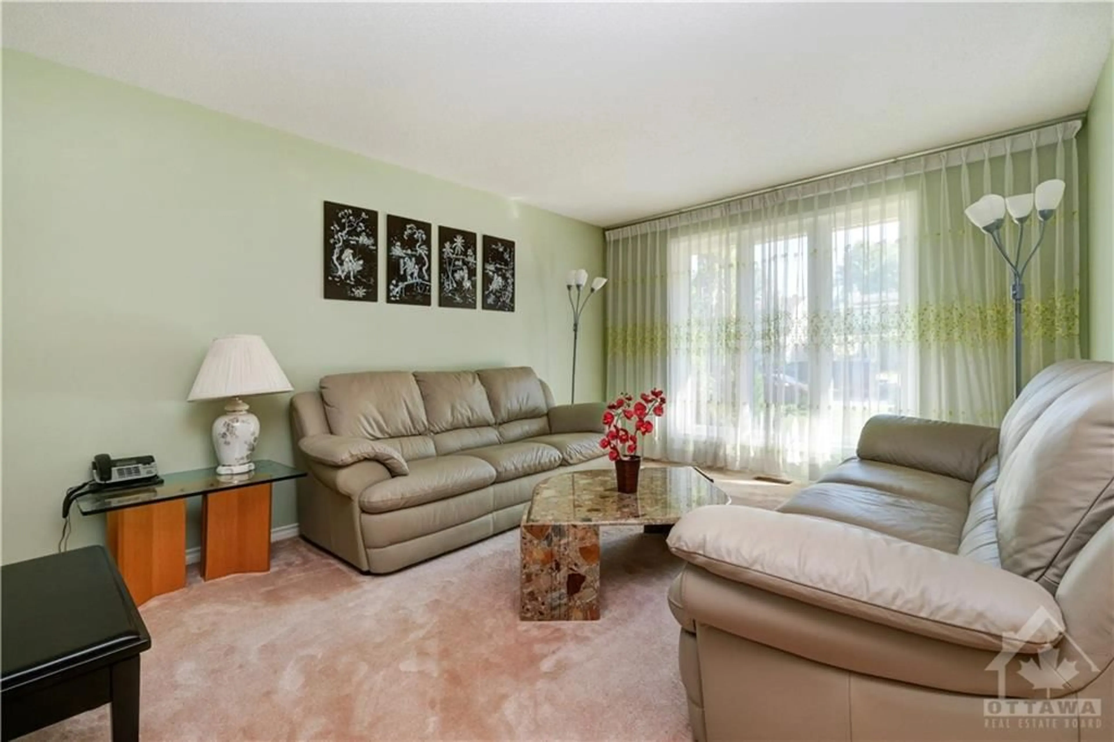 Living room, carpet floors for 5989 MEADOWGLEN Dr, Ottawa Ontario K1C 5W5