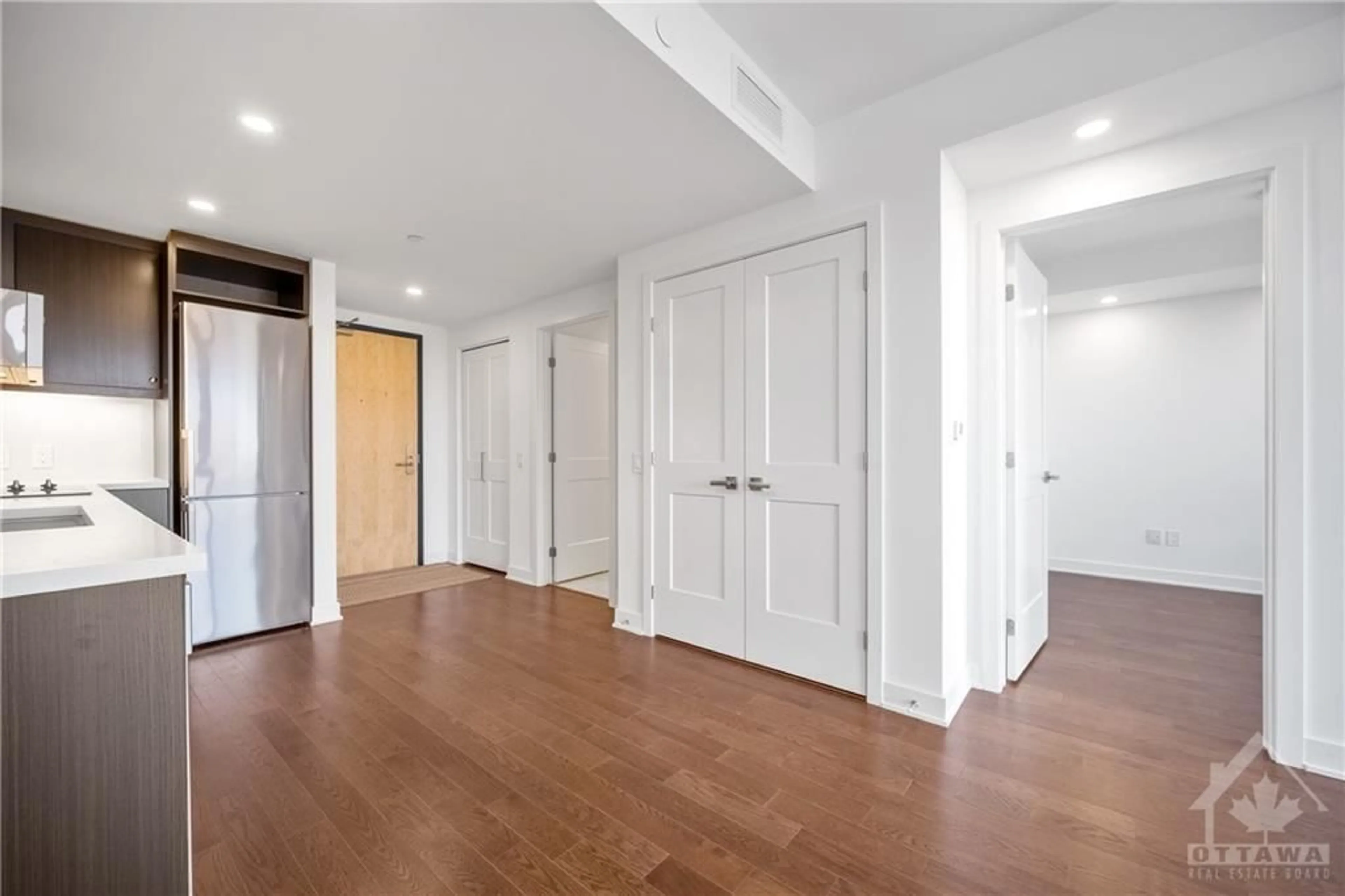 Indoor foyer, wood floors for 340 QUEEN St #1403, Ottawa Ontario K1R 5A5