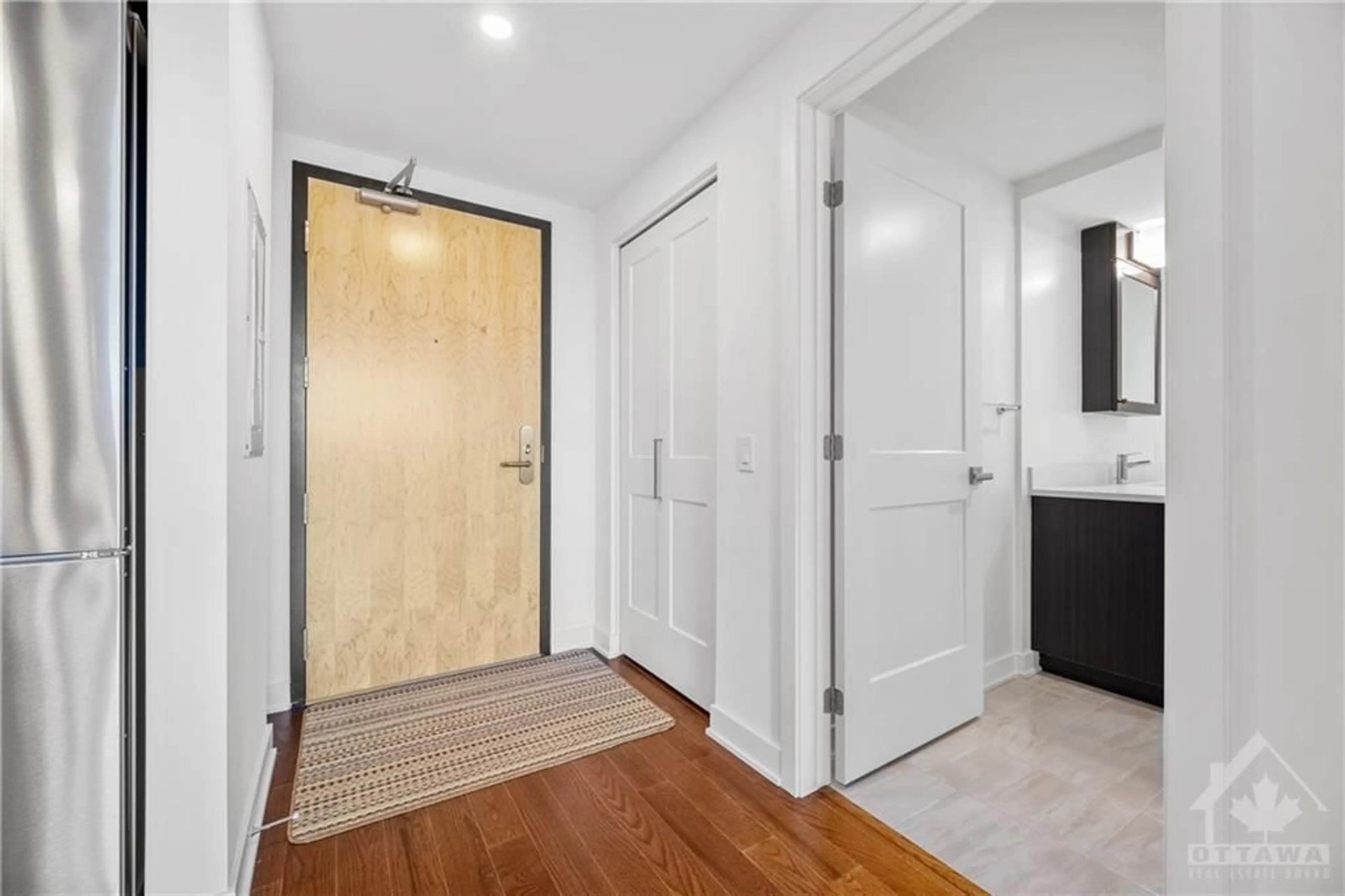 Indoor entryway, wood floors for 340 QUEEN St #1403, Ottawa Ontario K1R 5A5