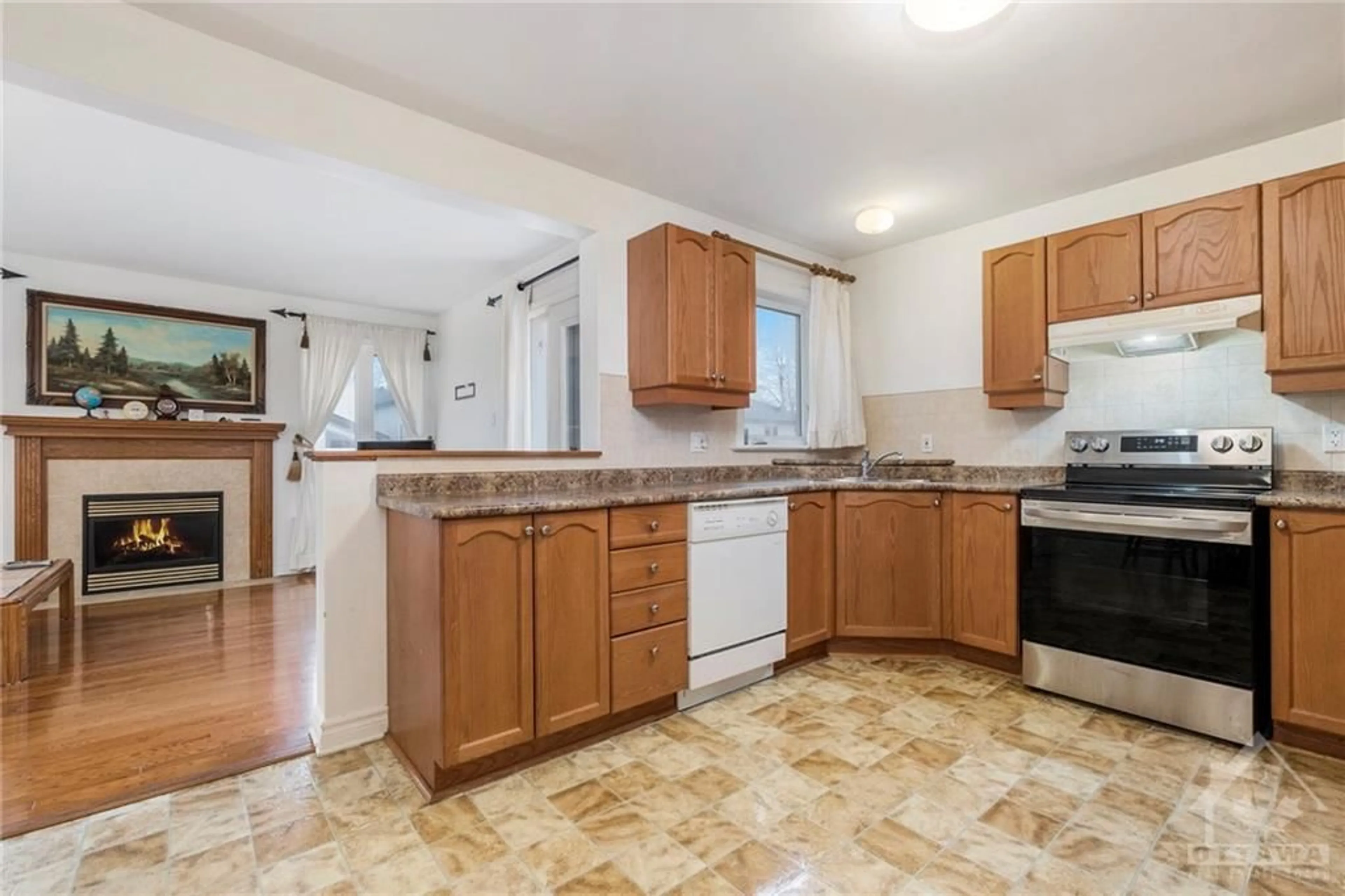 Standard kitchen, wood floors, cottage for 37 CRESTHAVEN Dr, Ottawa Ontario K2G 6T8