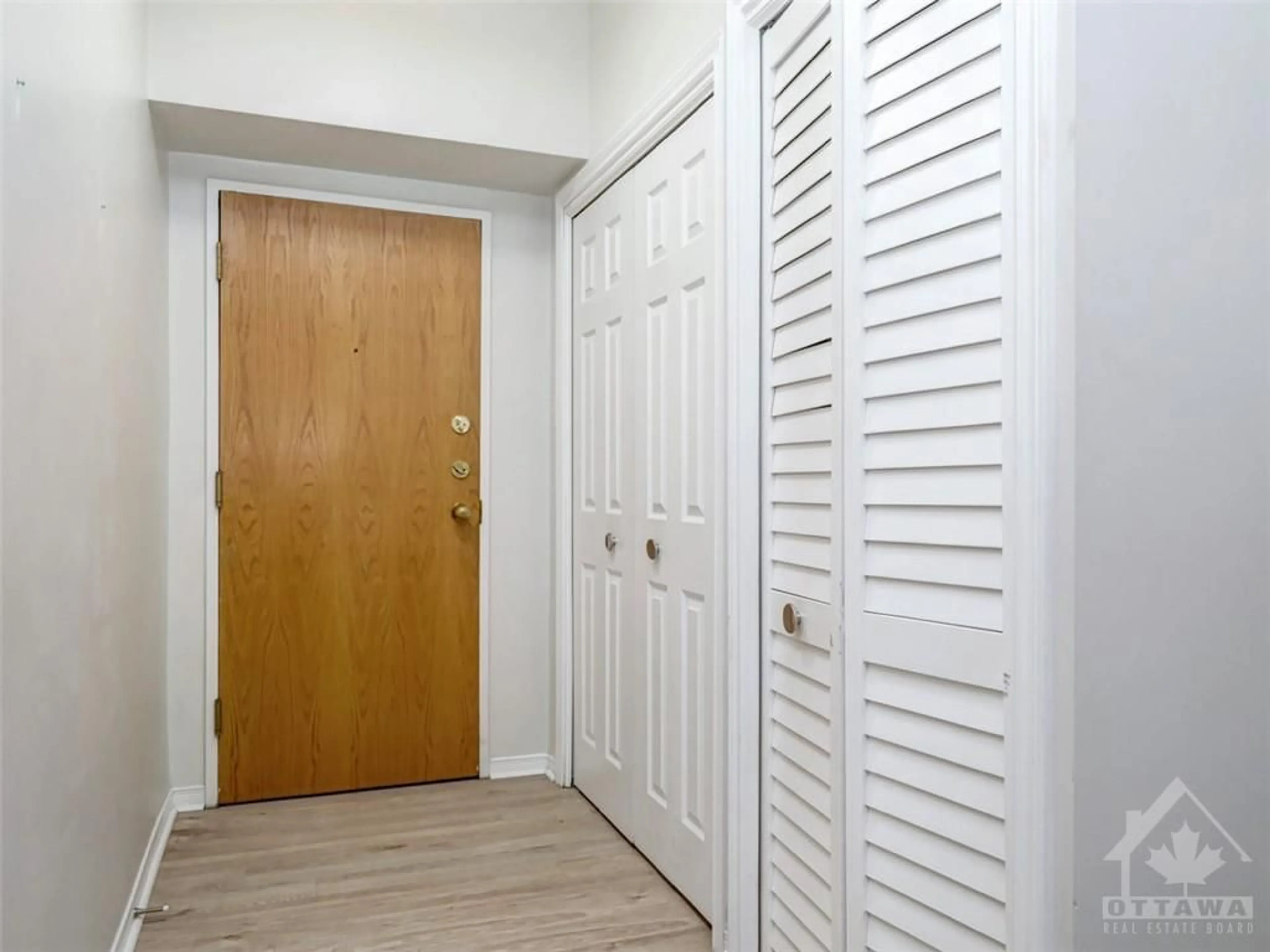 Indoor entryway, wood floors for 199 KENT St #205, Ottawa Ontario K2P 2K8