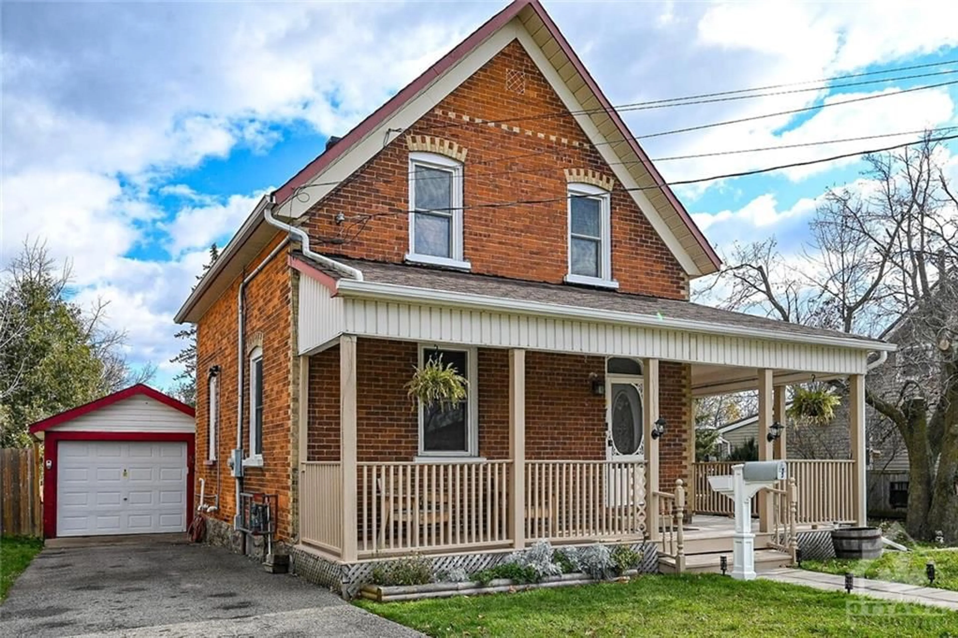 Frontside or backside of a home, cottage for 7 LAVINIA St, Smiths Falls Ontario K7A 4P1