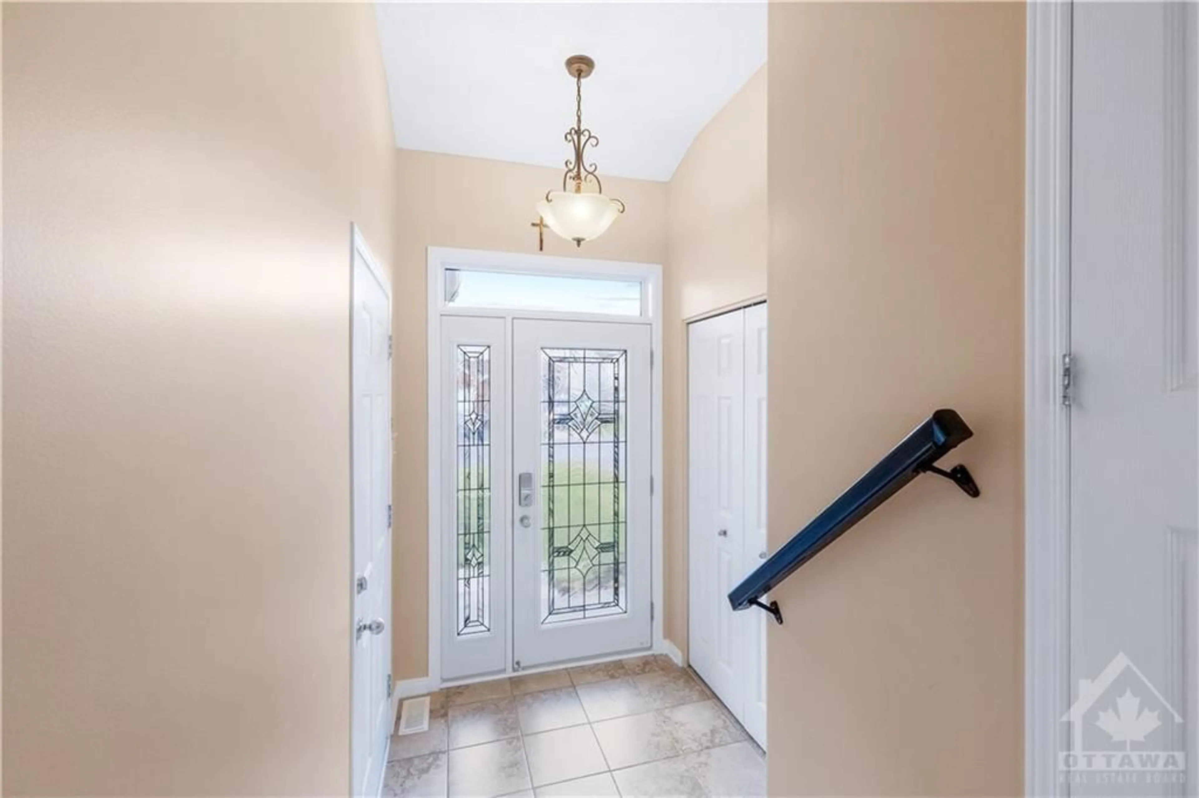 Indoor entryway, wood floors for 2581 RAYMOND St, Rockland Ontario K4K 0B6