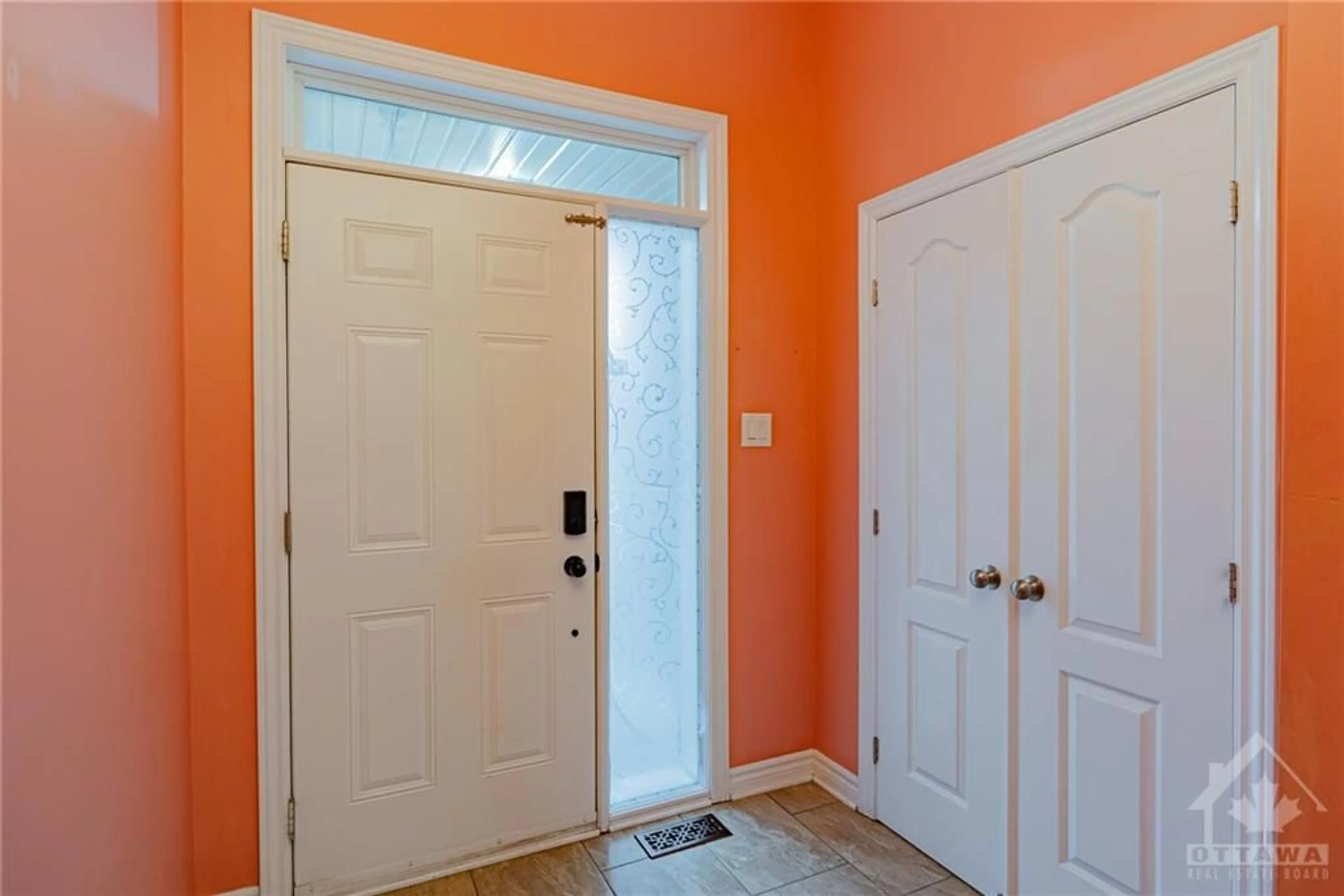 Indoor entryway, wood floors for 21 ORANGE BLOSSOM Pvt, Gloucester Ontario K1T 0M9