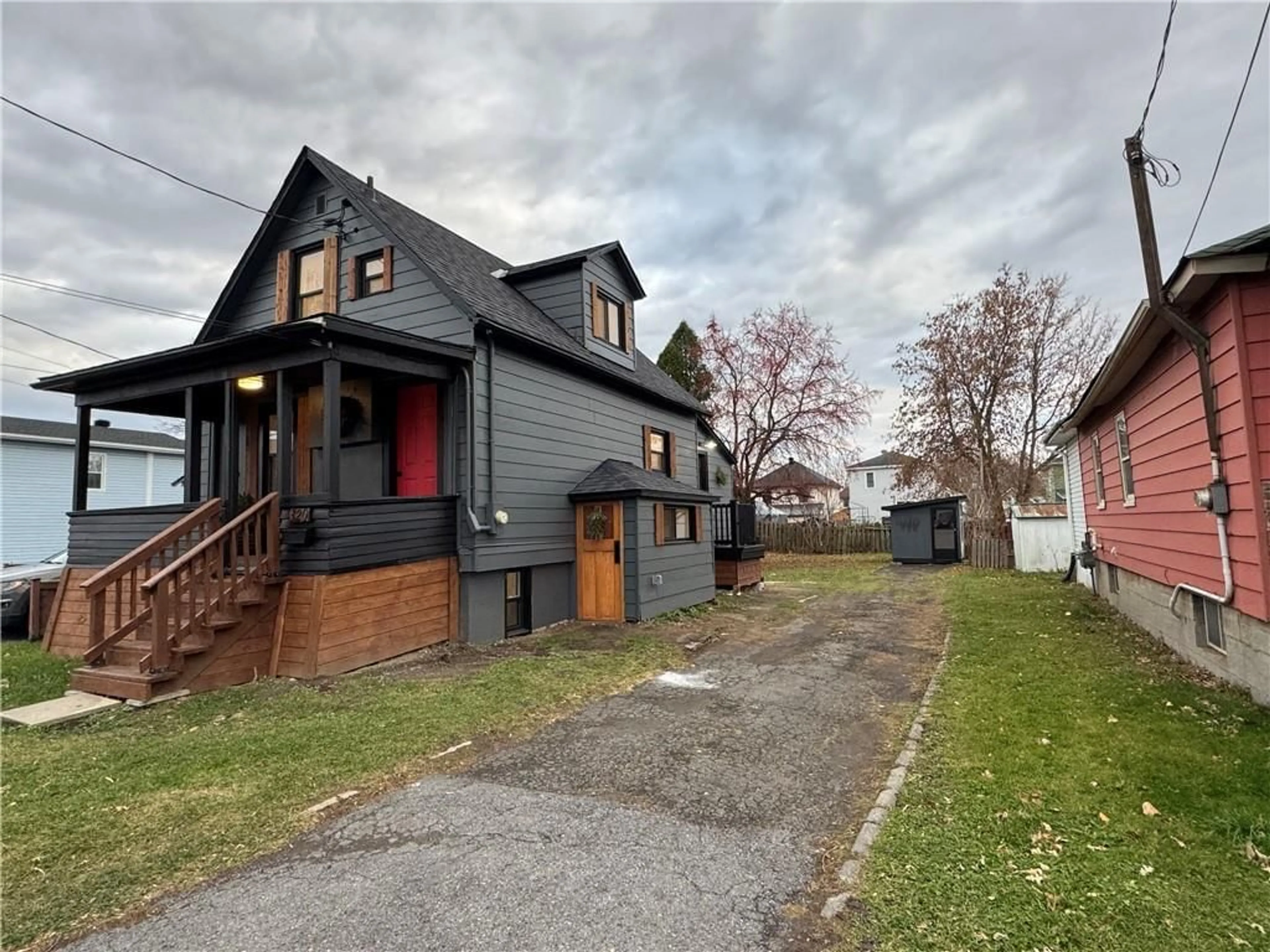 Frontside or backside of a home, the street view for 320 SIXTH St, Cornwall Ontario K6J 2X2