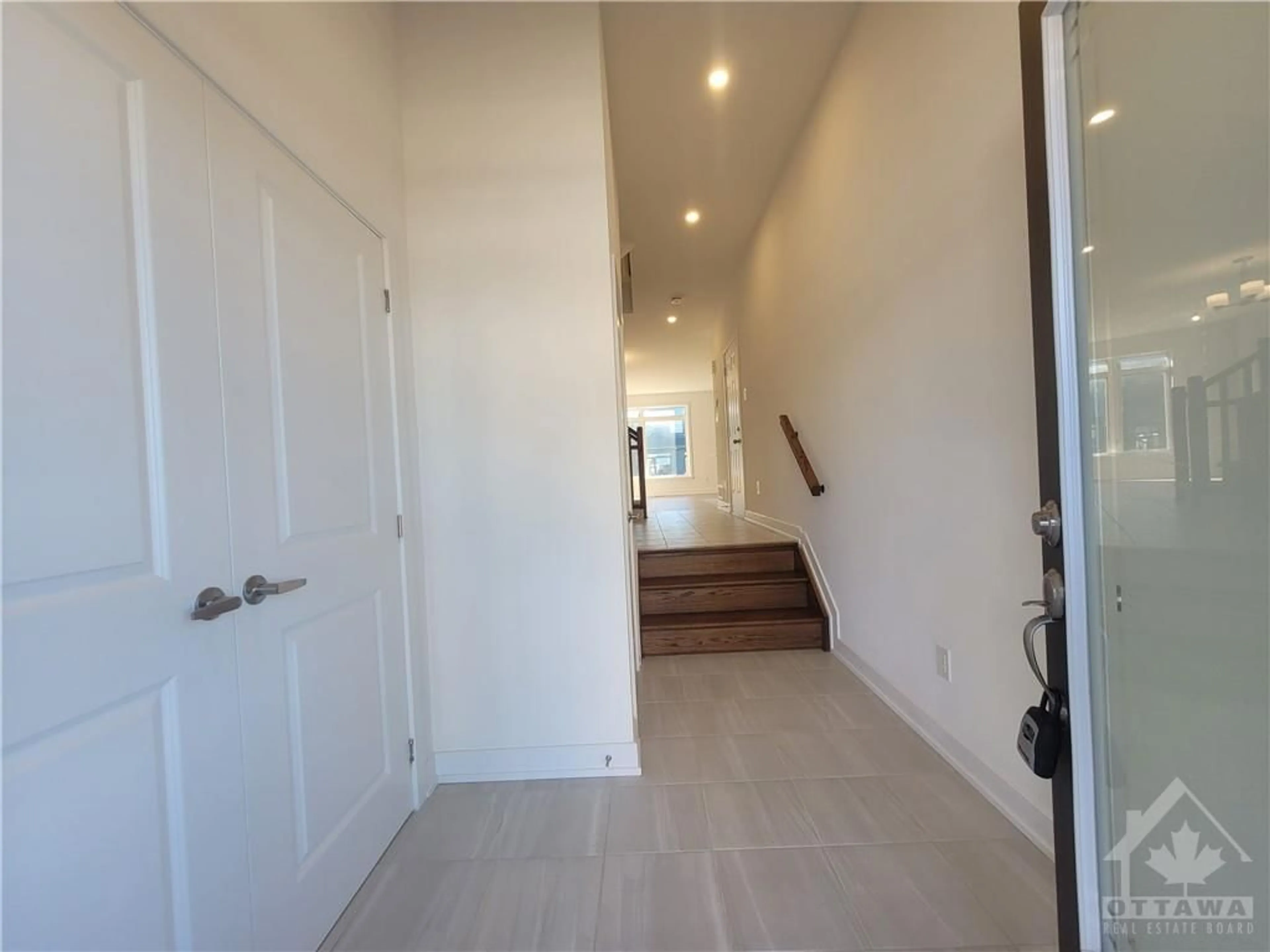 Indoor foyer, cement floor for 32 OVERBERG Way, Ottawa Ontario K2S 2S9