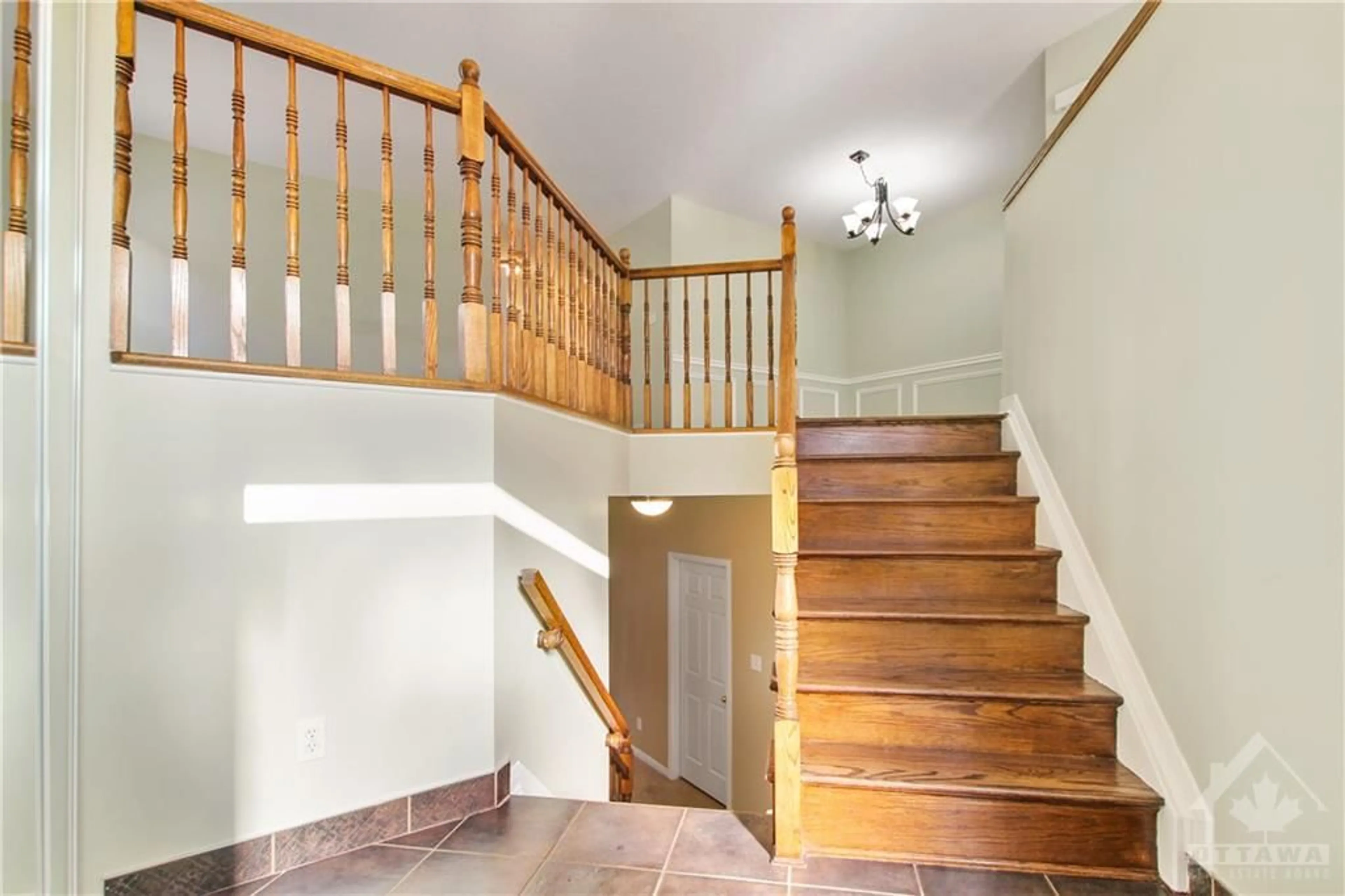 Indoor foyer, wood floors for 60 CALAVERAS Ave, Ottawa Ontario K2J 4Z4