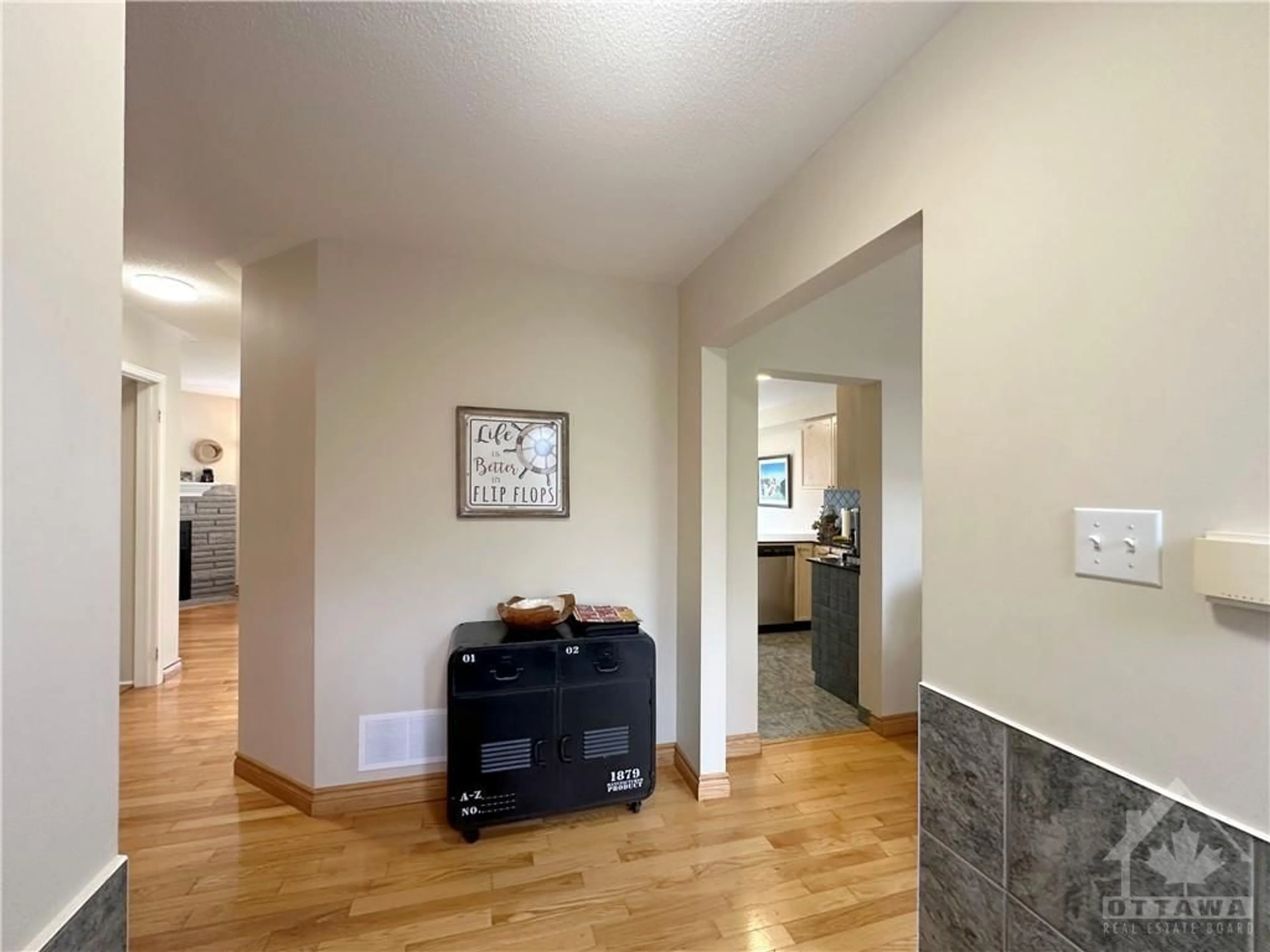 Indoor entryway, wood floors for 67 BEACON Way, Ottawa Ontario K2K 2R4