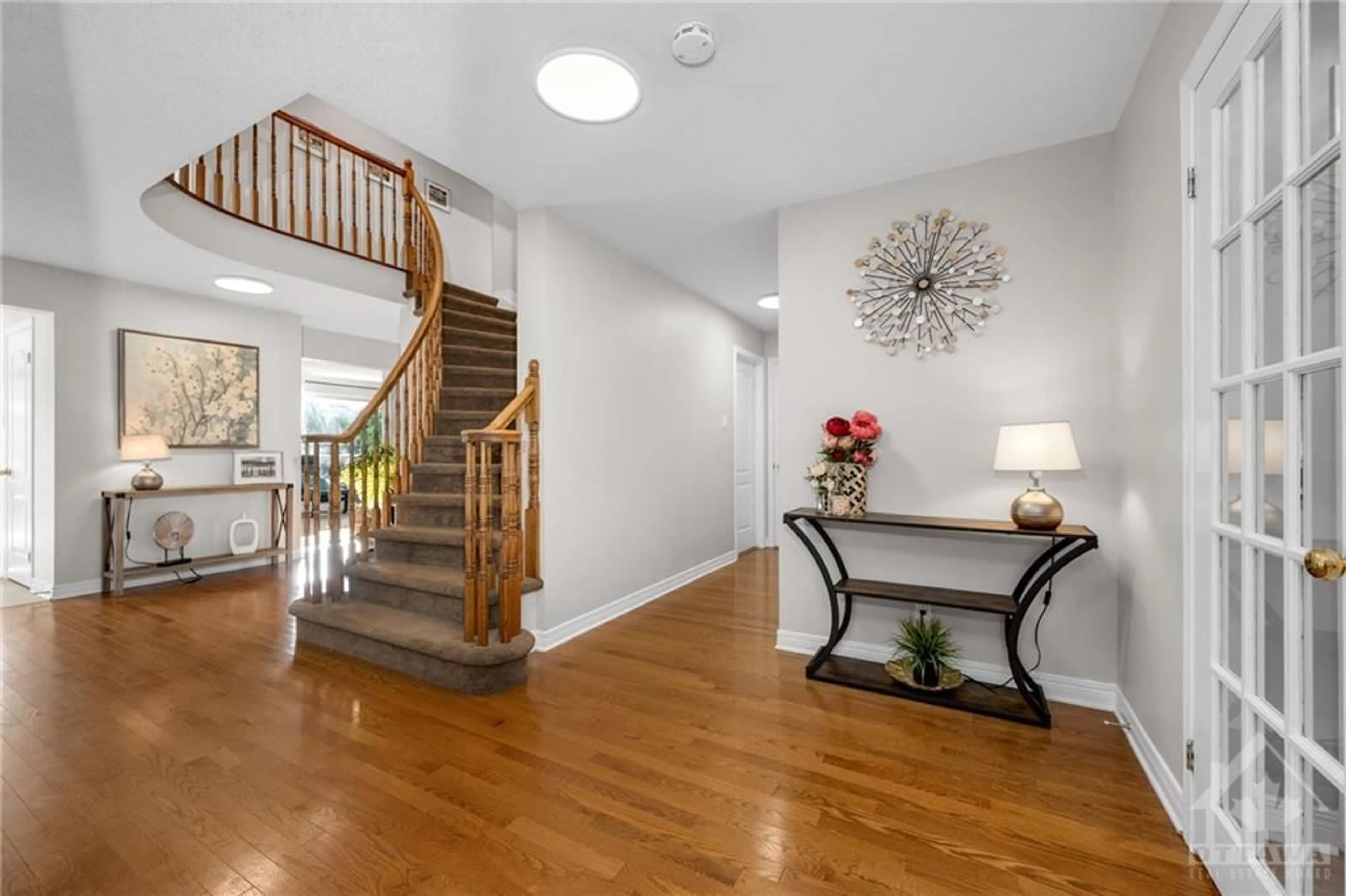 Indoor entryway, wood floors for 9 SHANNONDOE Cres, Ottawa Ontario K2M 2C8