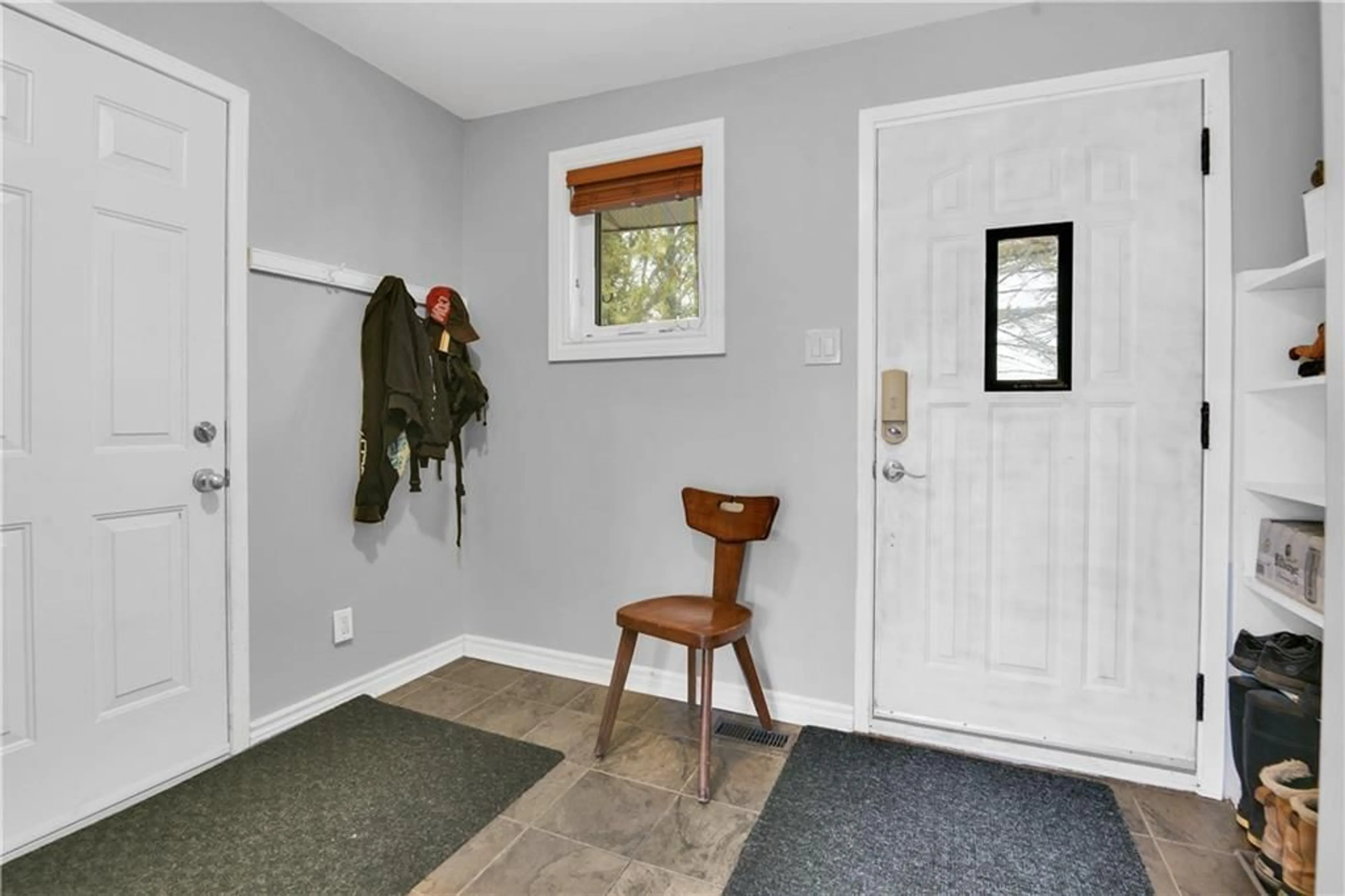 Indoor entryway, wood floors for 440 CONCESSION 4 Rd, Vankleek Hill Ontario K0B 1R0