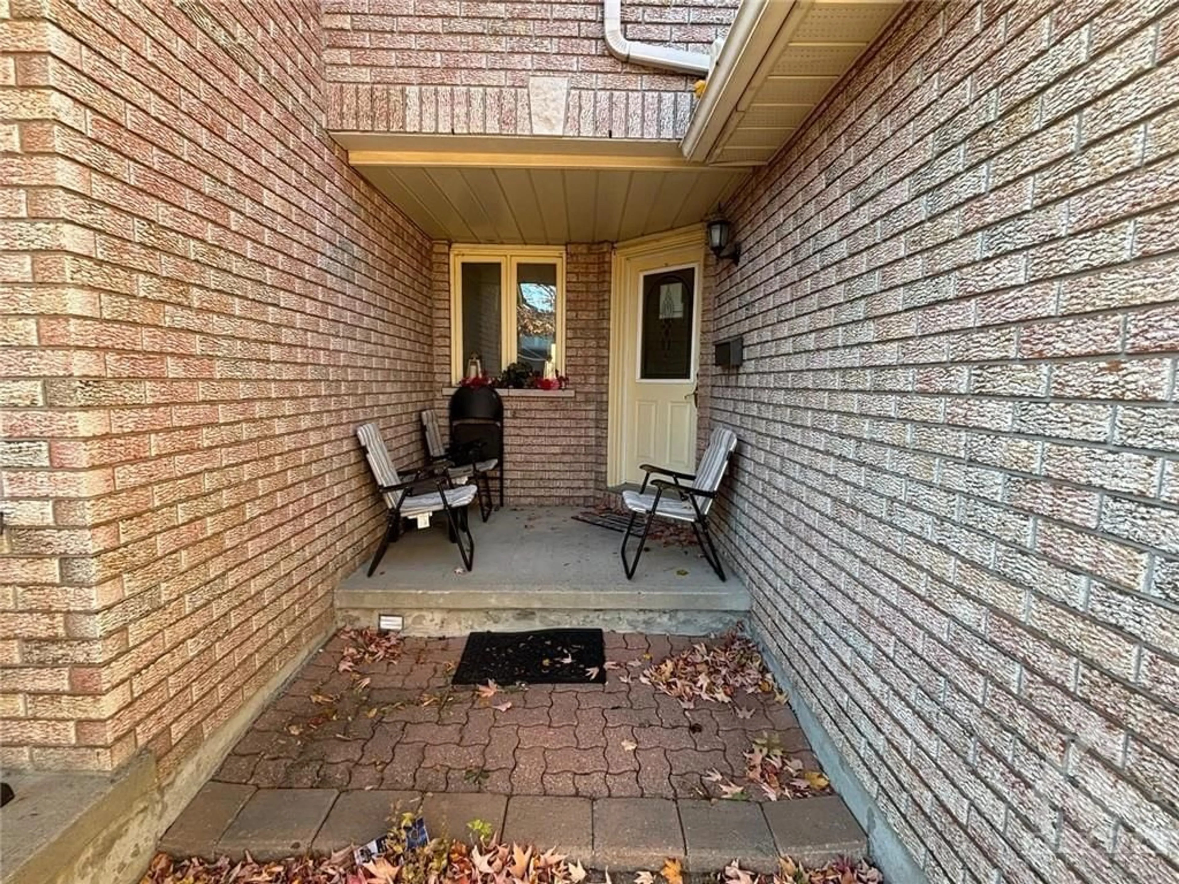 Patio, the street view for 5 MAURYA Crt, Ottawa Ontario K1G 5S2