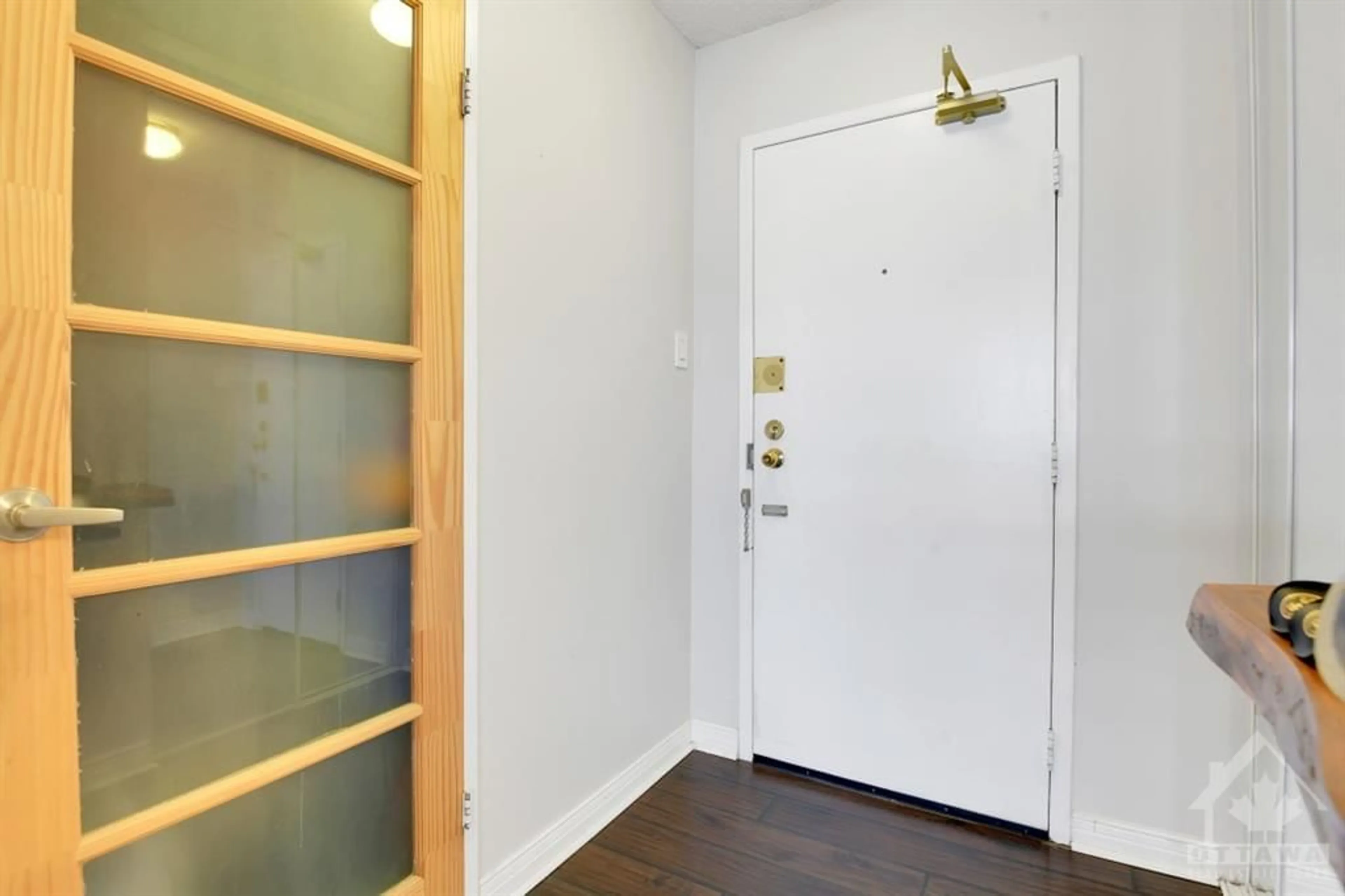 Indoor entryway, wood floors for 141 SOMERSET St #905, Ottawa Ontario K2P 2H1