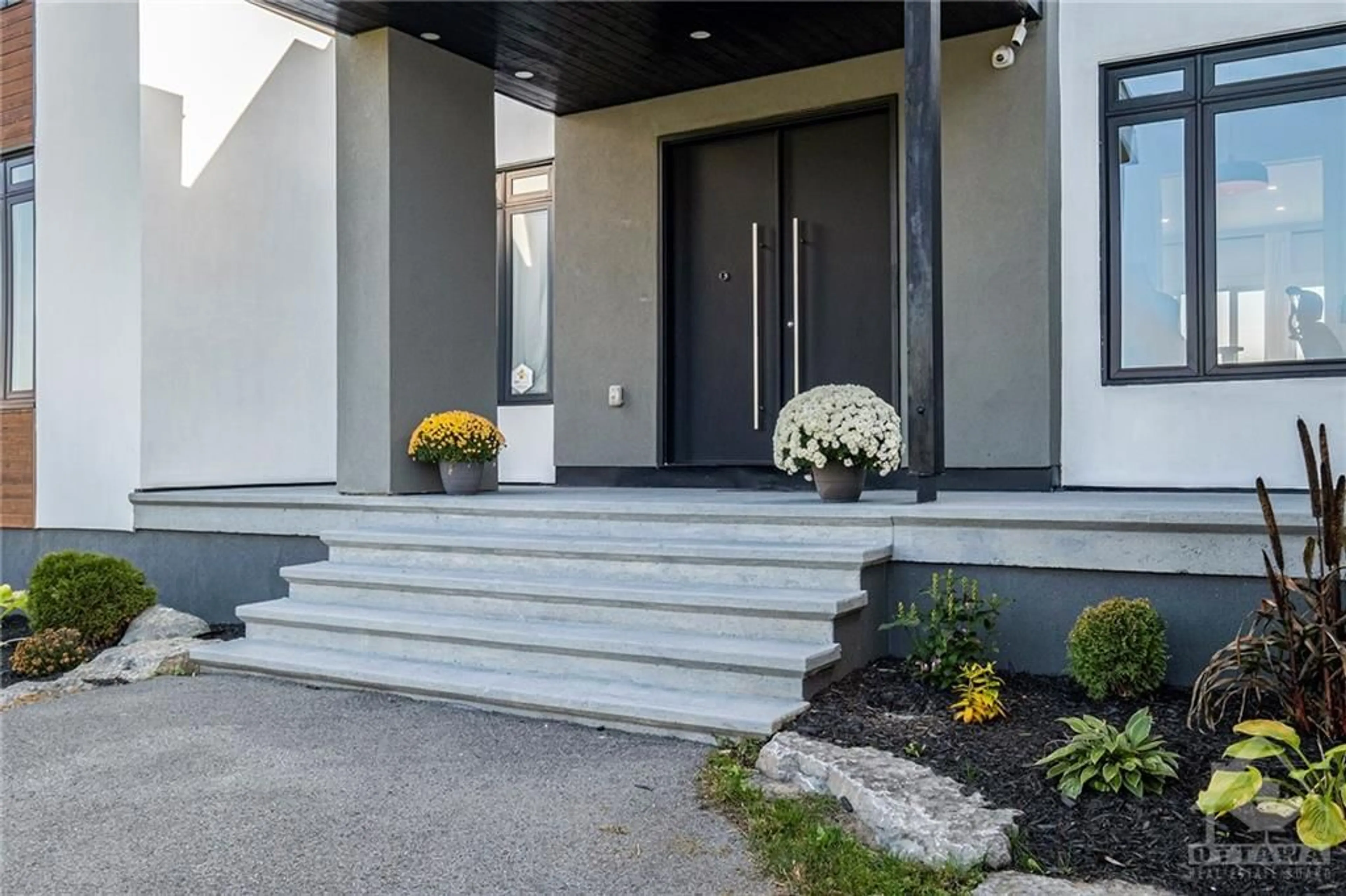 Indoor foyer, cement floor for 635 BALLYCASTLE Cres, Ottawa Ontario K1X 0A3