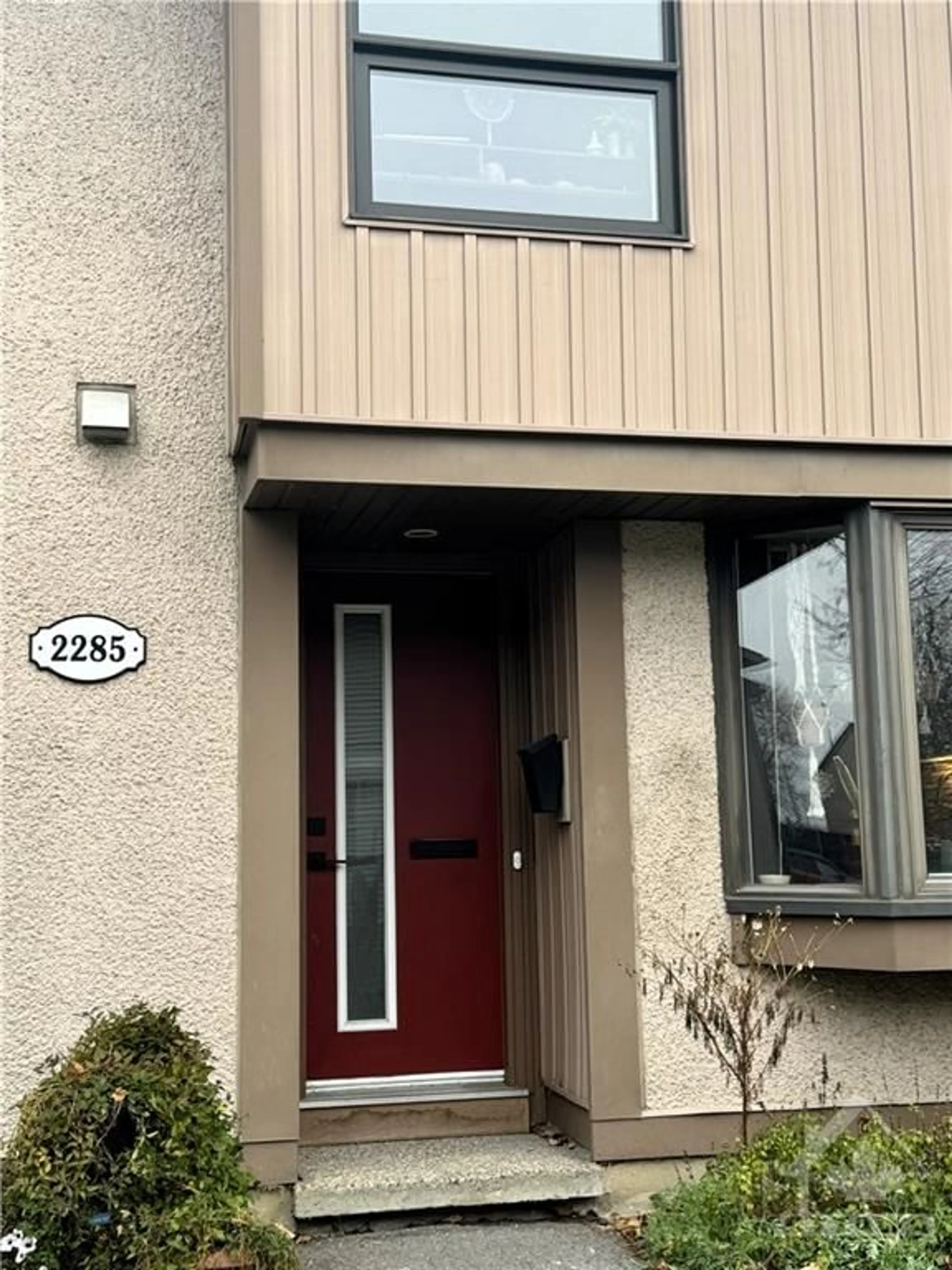 A pic from exterior of the house or condo, the street view for 2285 STONEHENGE Cres, Ottawa Ontario K1B 4N7