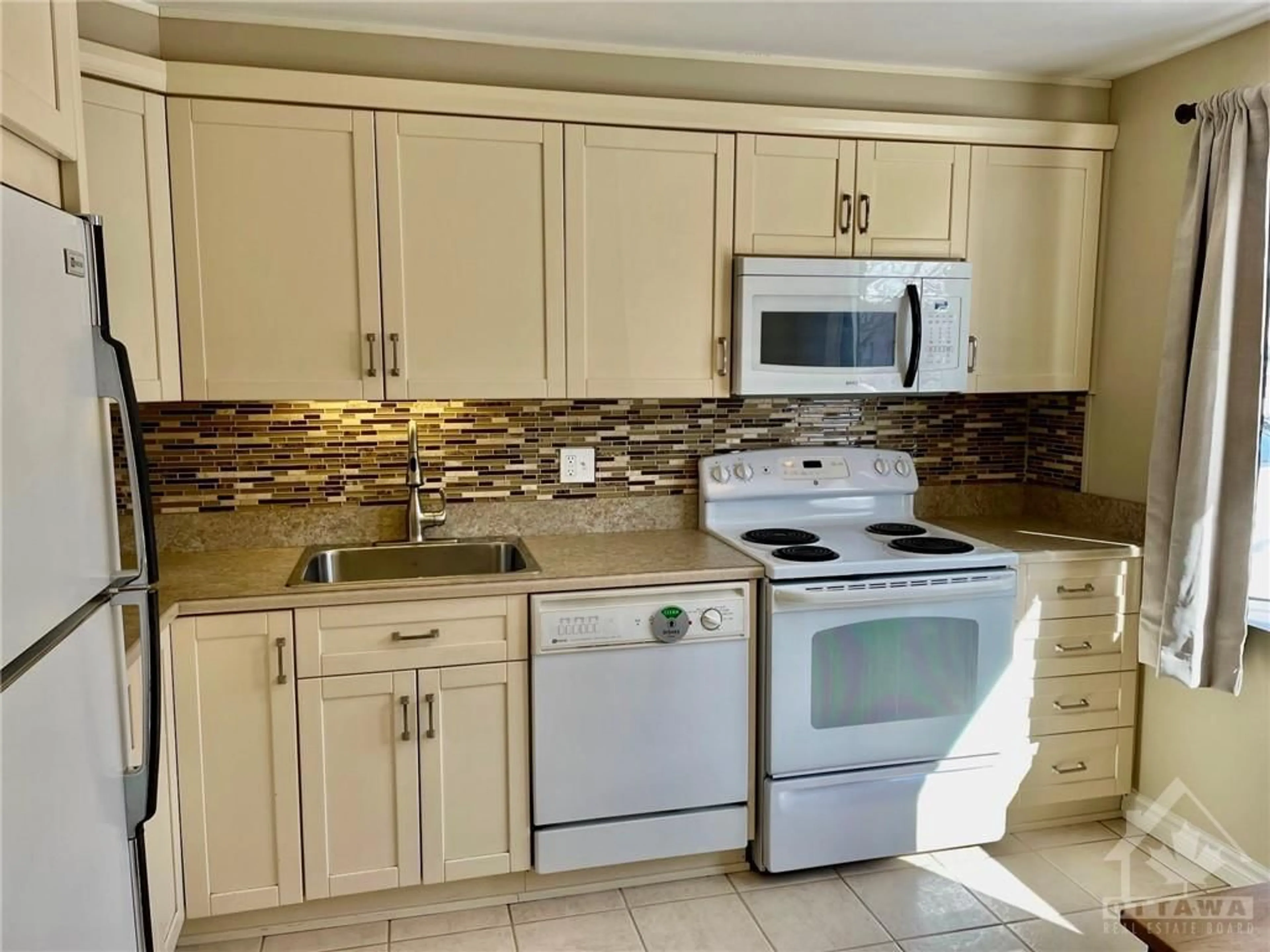 Standard kitchen, ceramic floors for 2285 STONEHENGE Cres, Ottawa Ontario K1B 4N7