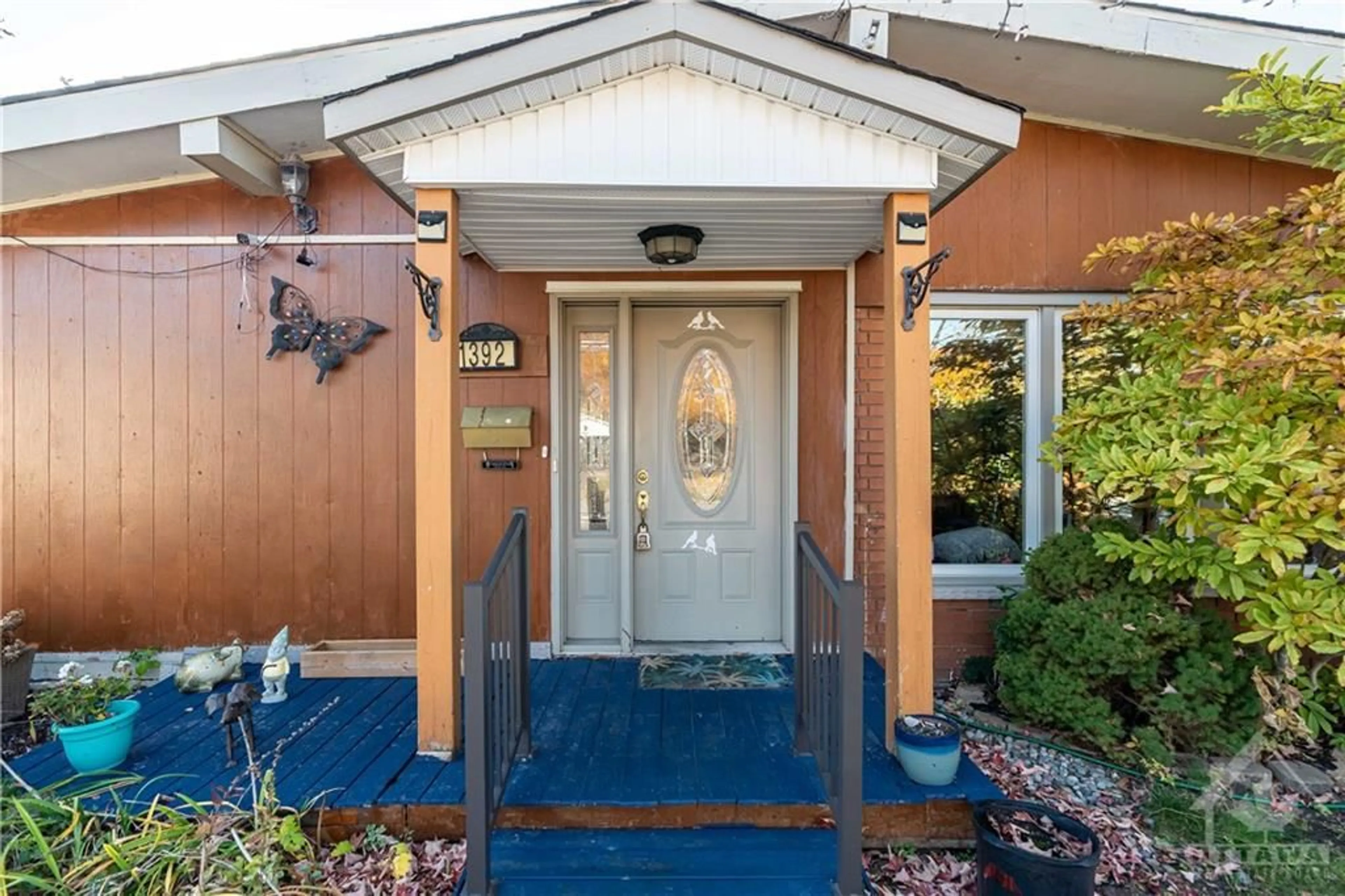 Indoor entryway, wood floors for 1392 SAULT St, Ottawa Ontario K1E 1G9