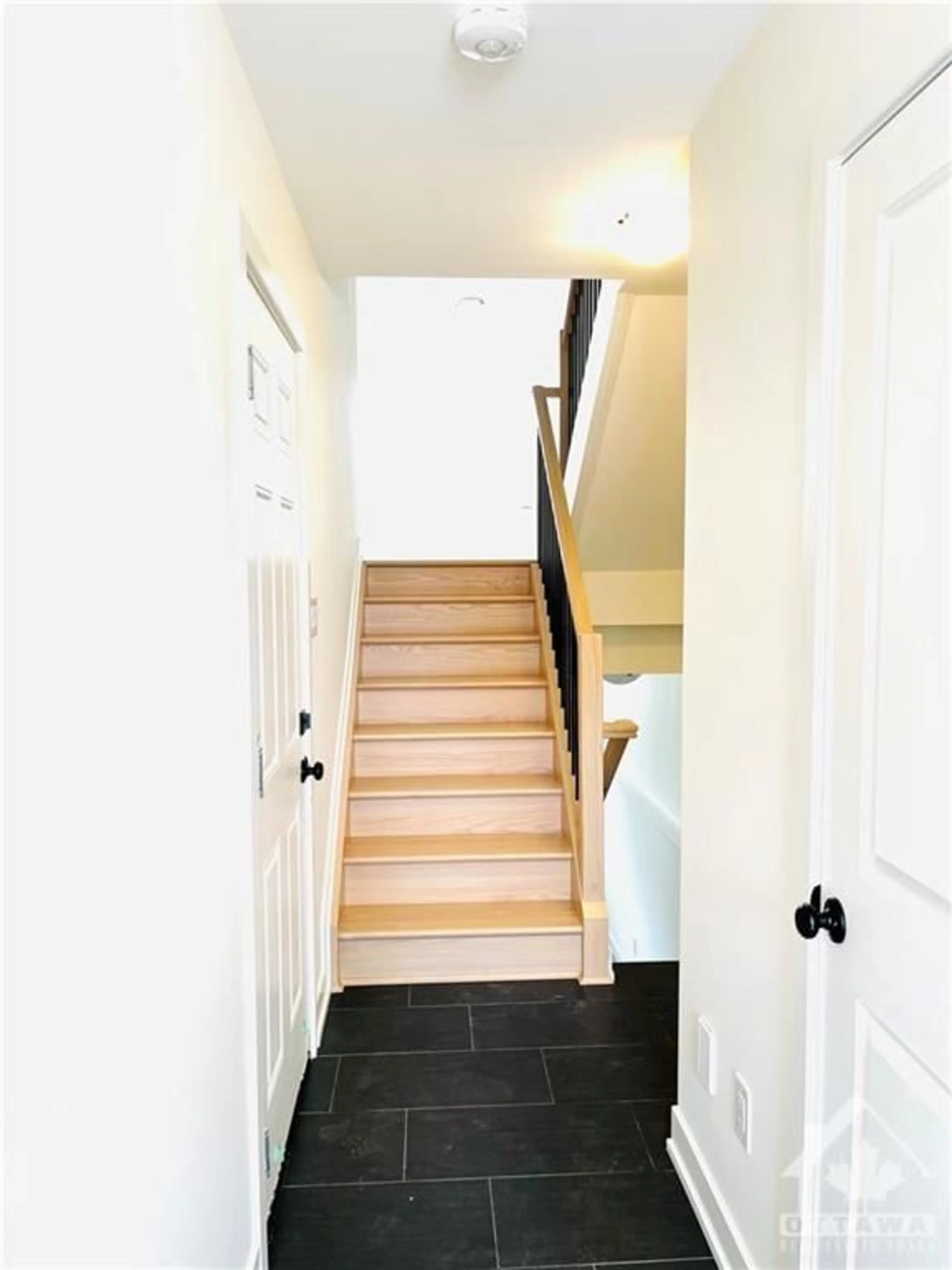 Stairs for 44 WHITCOMB Cres, Smiths Falls Ontario K7A 0C0