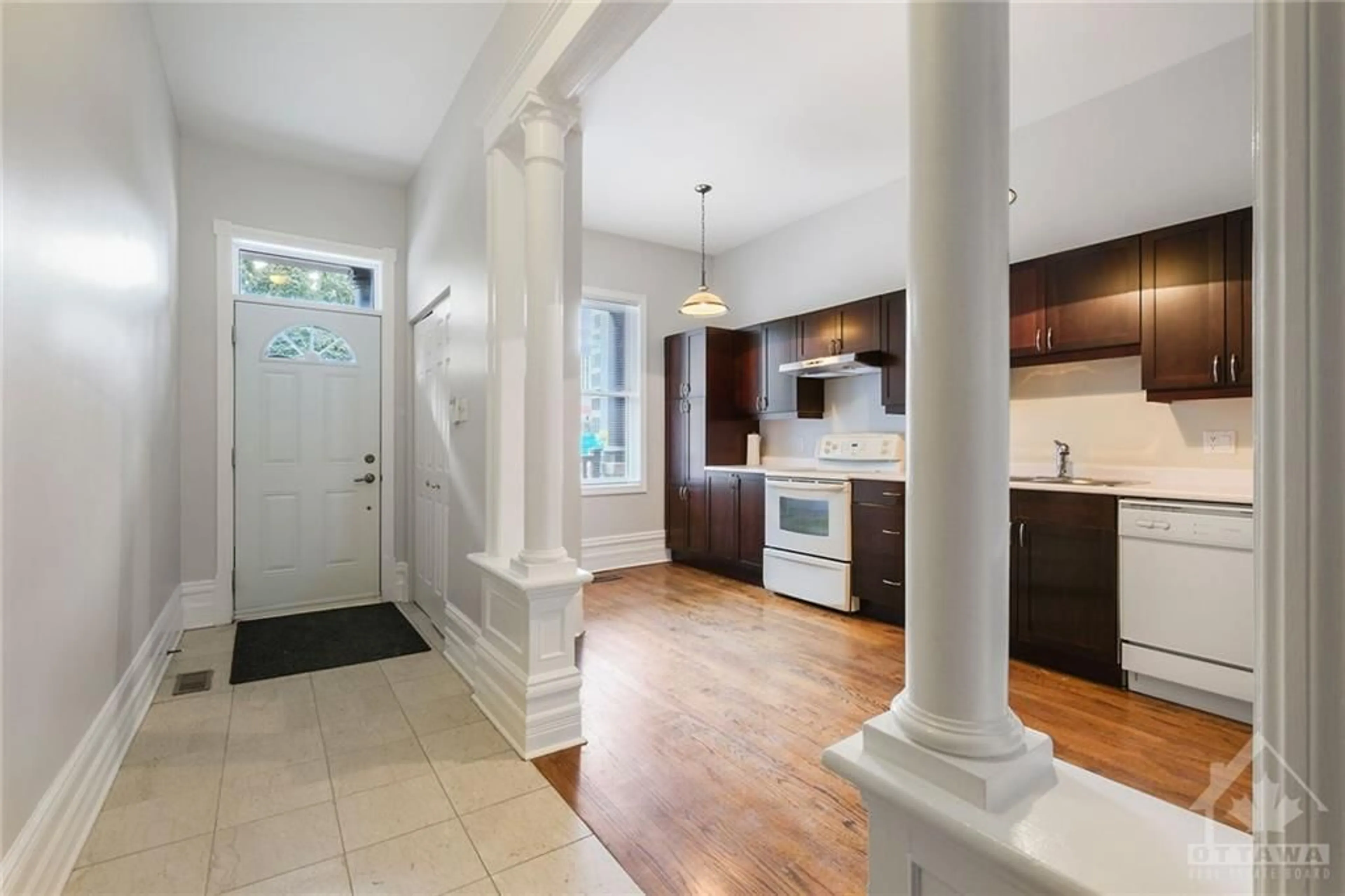 Indoor entryway, wood floors for 121 YORK St, Ottawa Ontario K1N 5T4