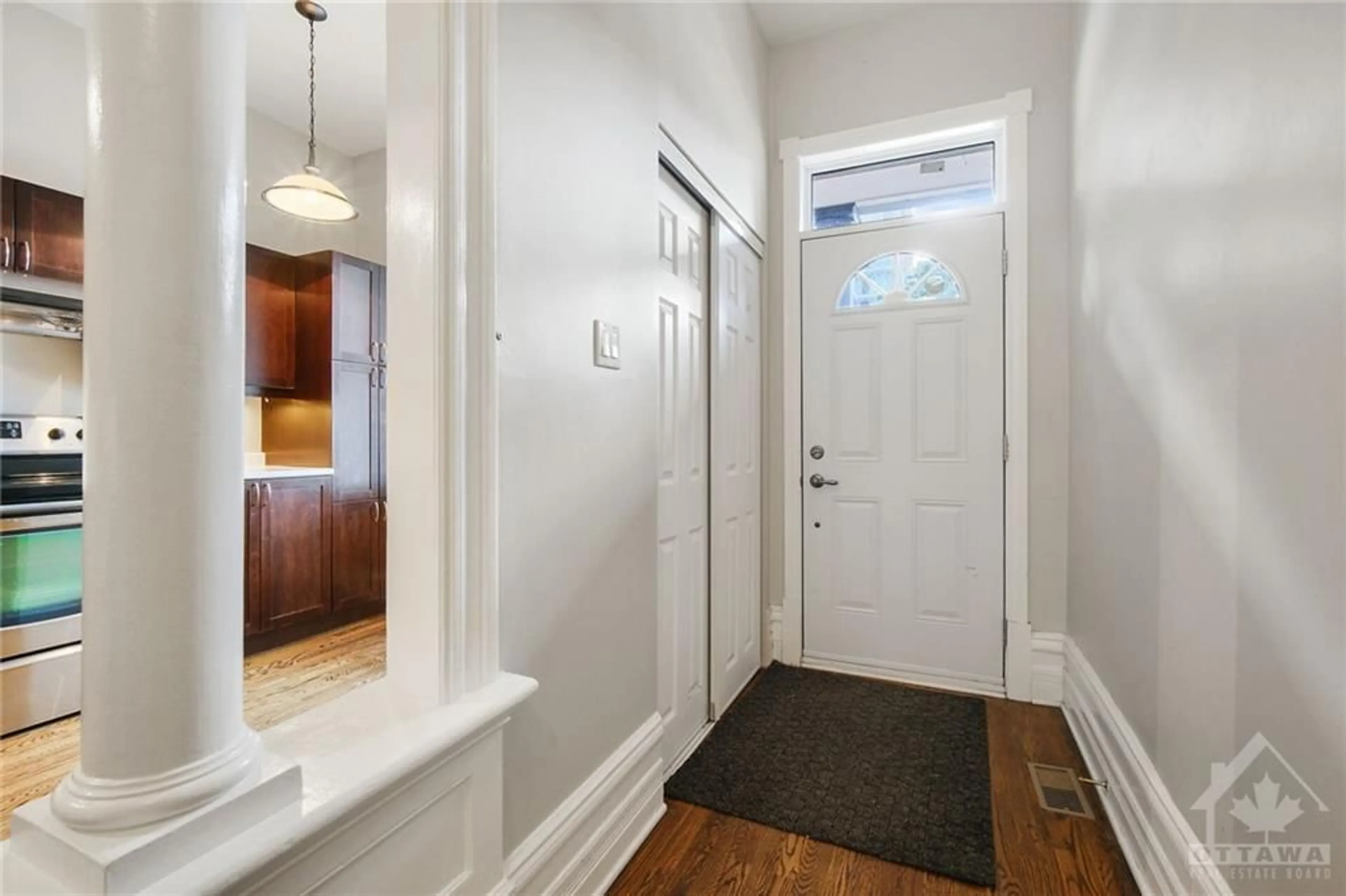 Indoor entryway, wood floors for 123 YORK St, Ottawa Ontario K1N 5T4