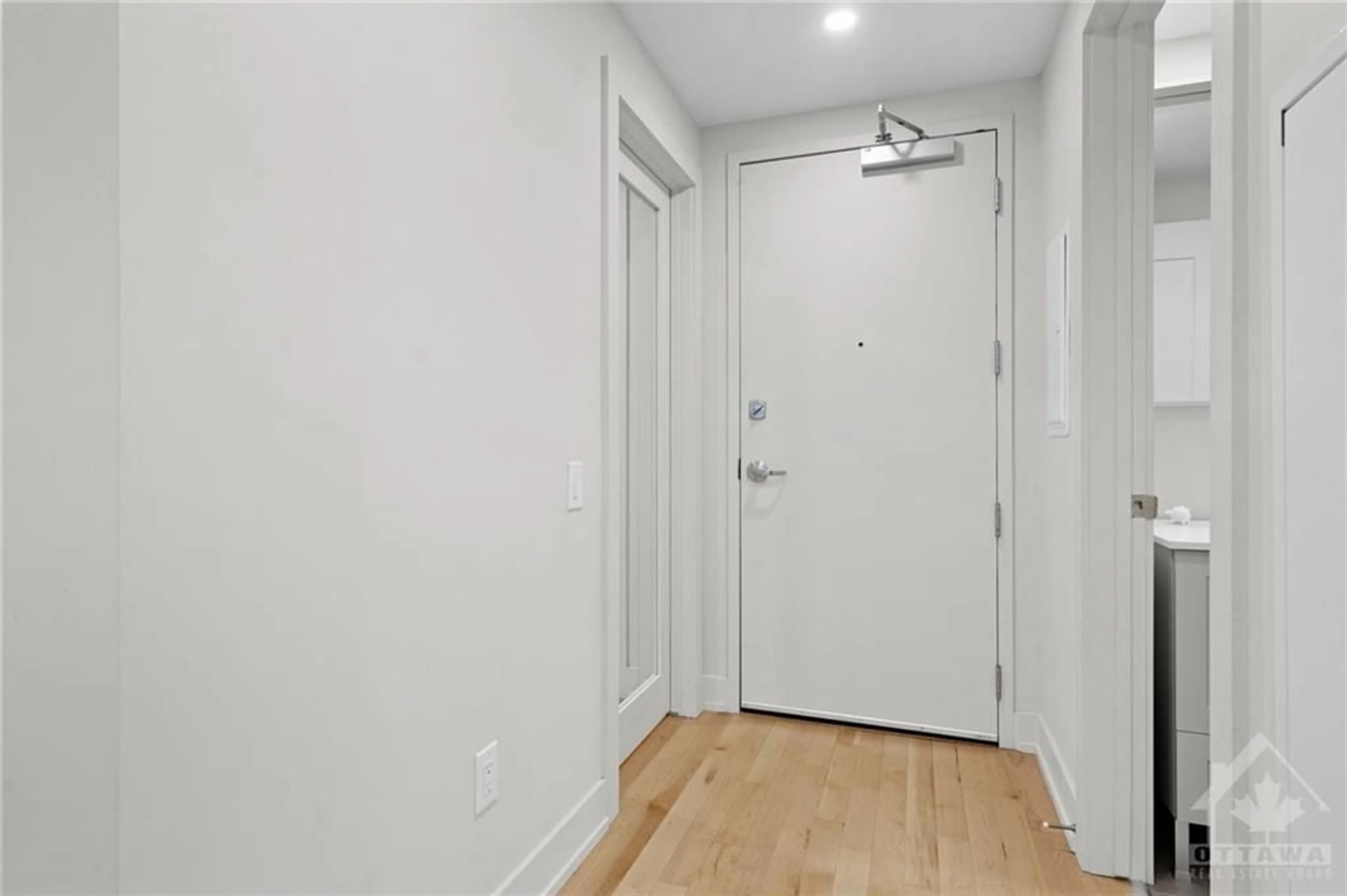 Indoor entryway, wood floors for 60 SPRINGHUSRT Ave #216, Ottawa Ontario K1S 5V7