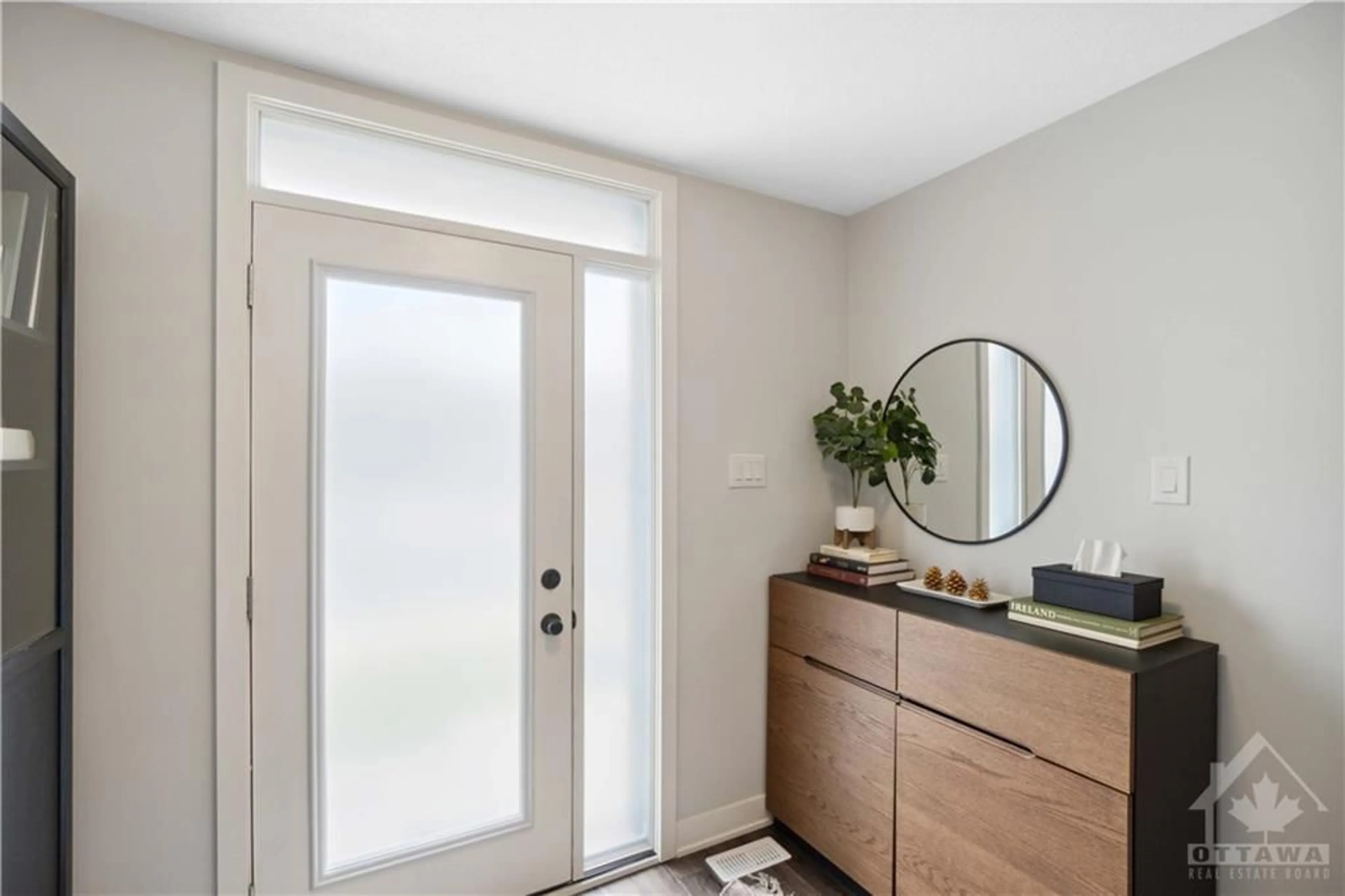 Indoor entryway, wood floors for 1028 APOLUNE St, Ottawa Ontario K2J 6T3