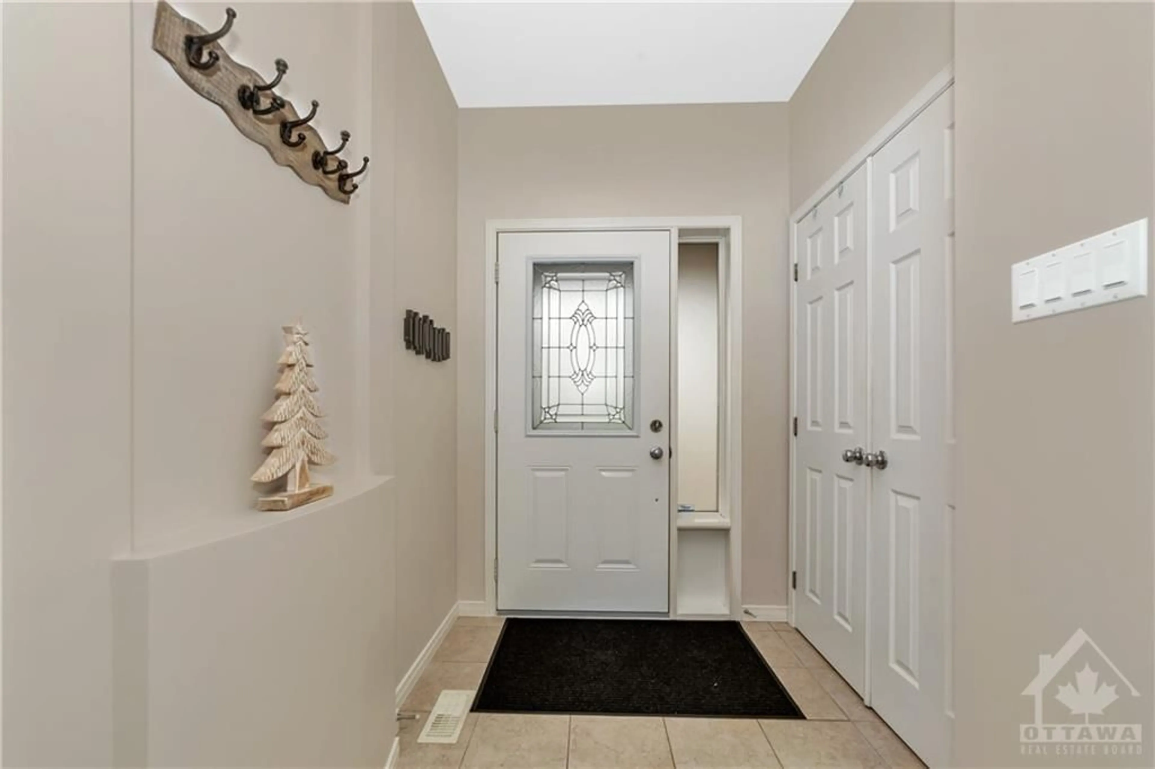 Indoor entryway, wood floors for 2207 DESCARTES St, Orleans Ontario K4A 0W4