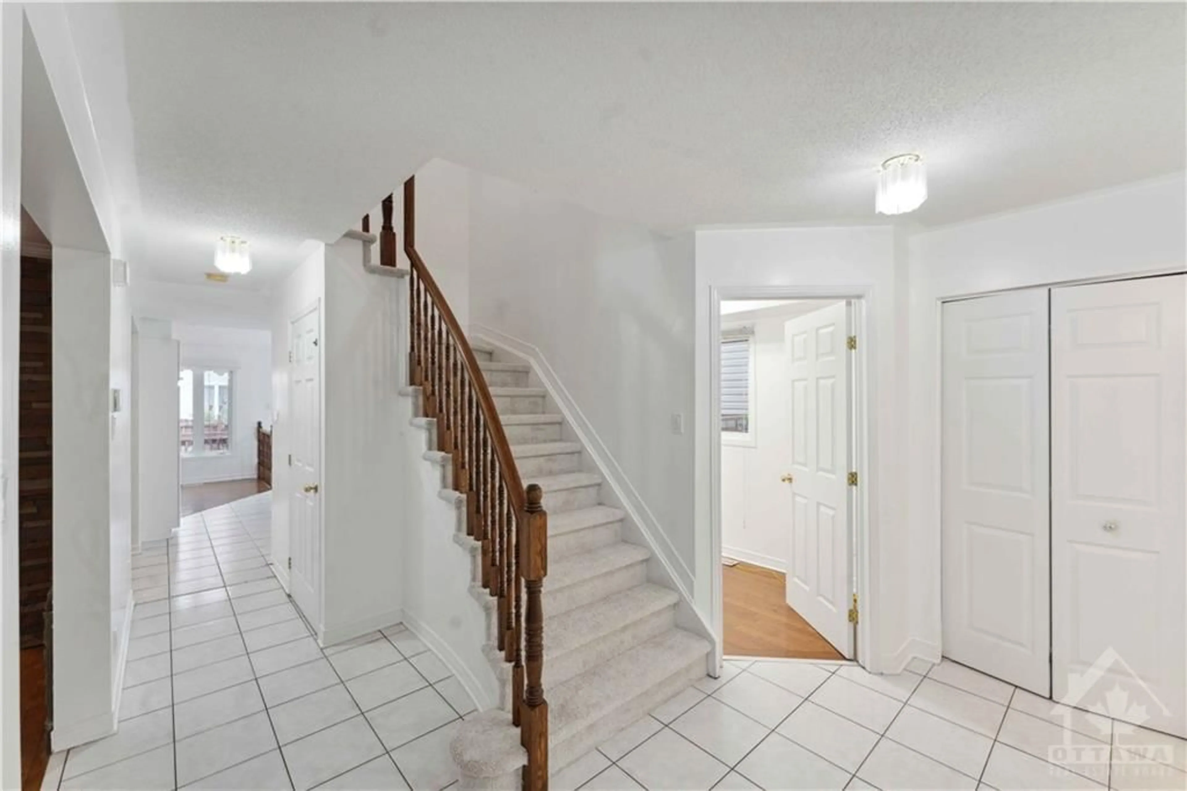 Indoor foyer, not visible floor for 14 CRAIGHALL Cir, Ottawa Ontario K1T 4B4