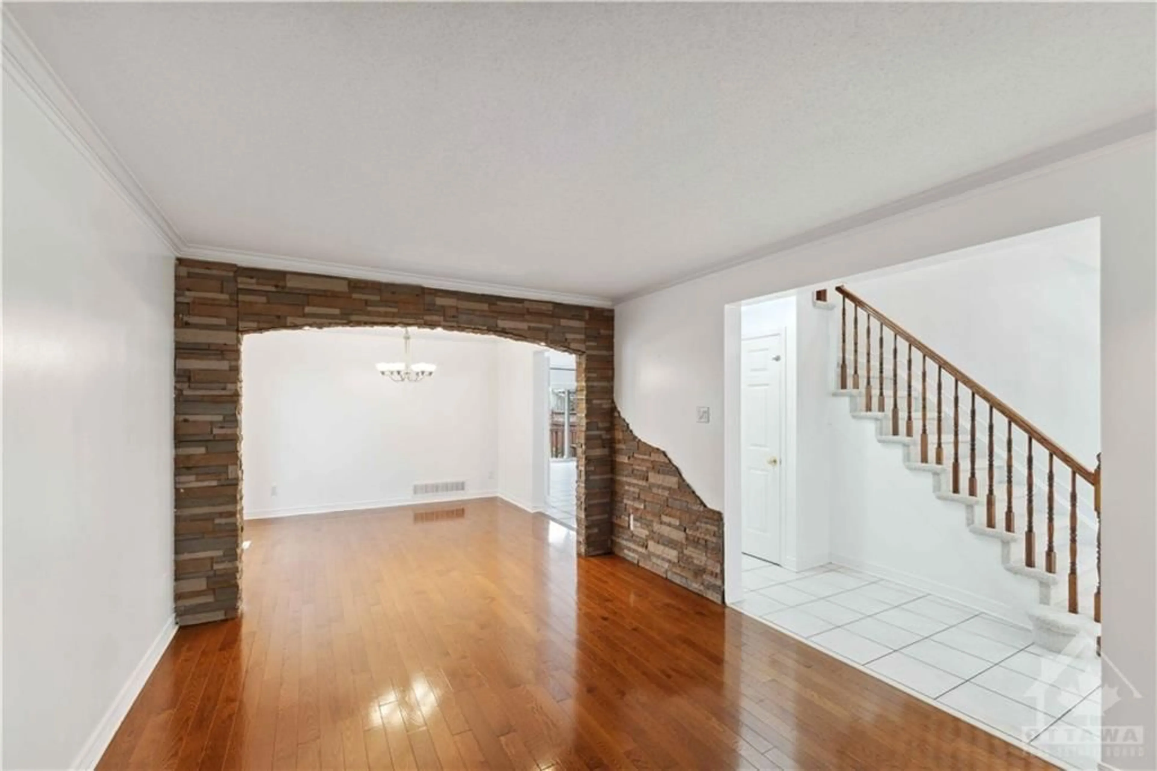 Indoor foyer, wood floors for 14 CRAIGHALL Cir, Ottawa Ontario K1T 4B4