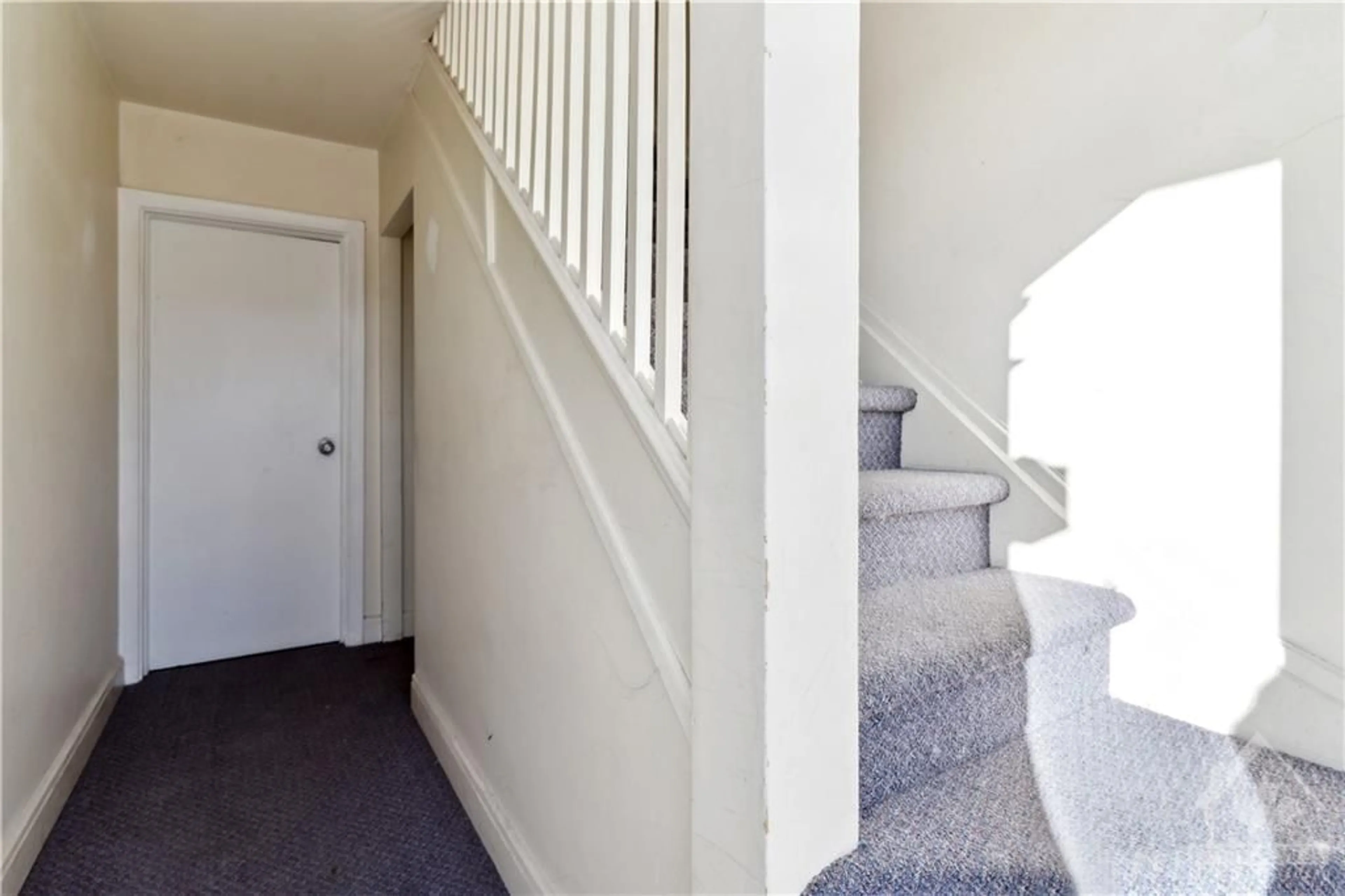 Indoor foyer, carpet floors for 243 CLARE St, Ottawa Ontario K1Z 7E1