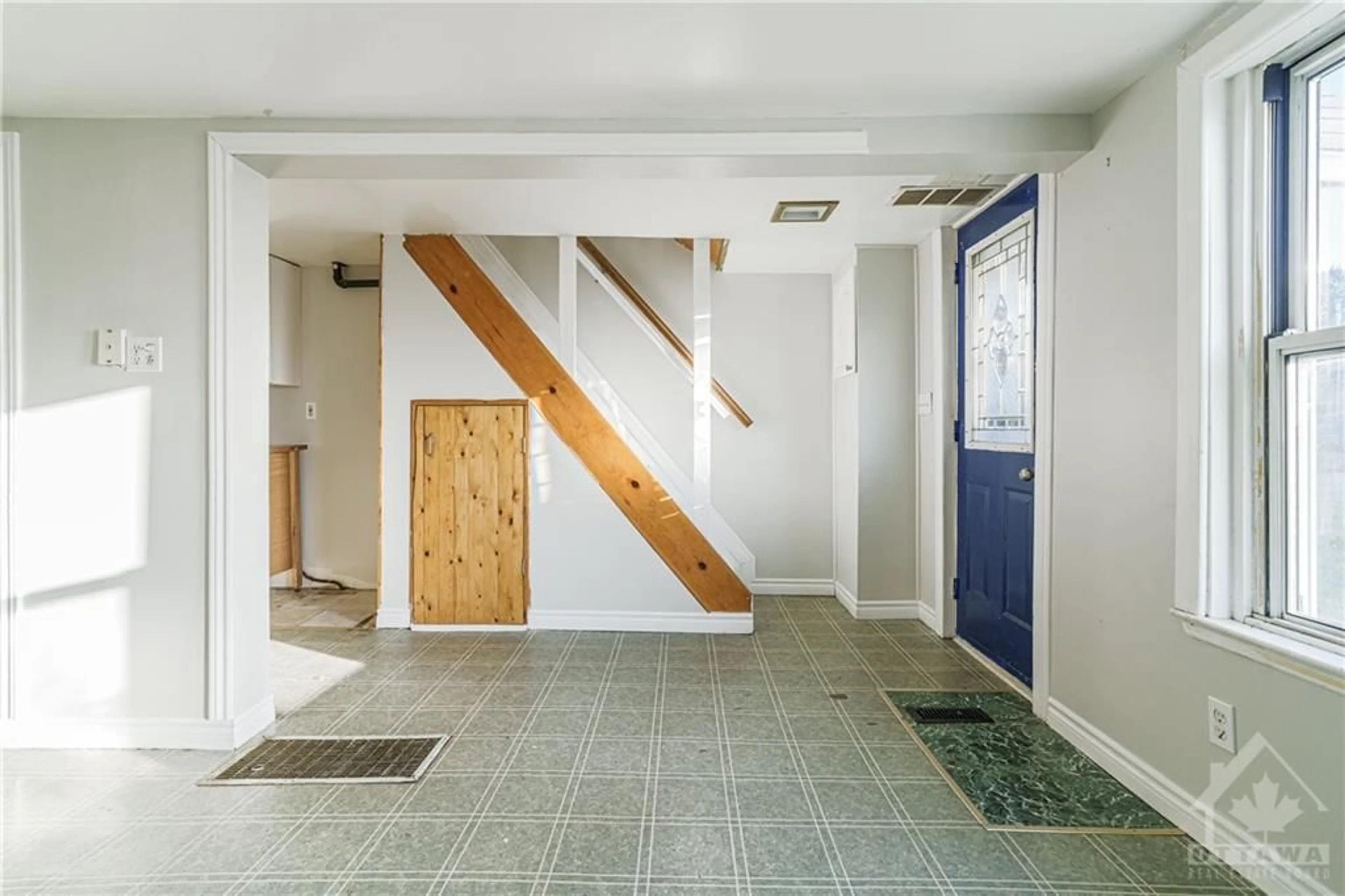 Indoor entryway, cement floor for 593 B HAMILTON St, Pembroke Ontario K8A 6P3