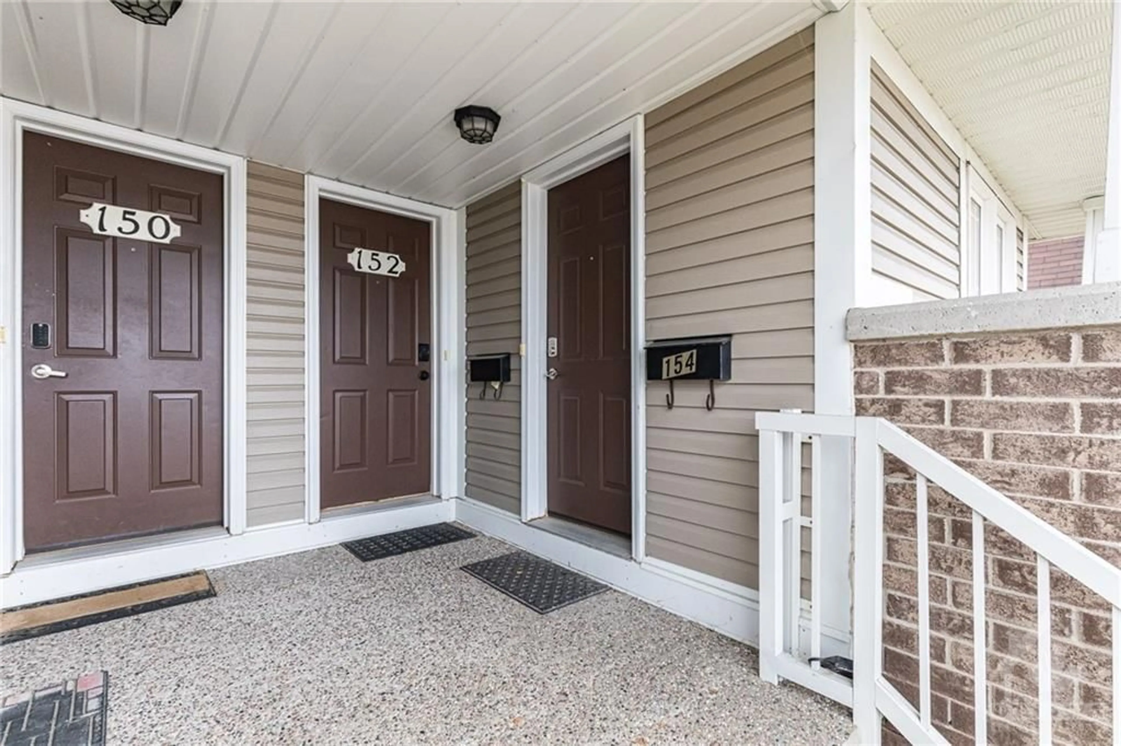 Indoor entryway, wood floors for 154 CHAPMAN MILLS Dr, Ottawa Ontario K2J 0B7