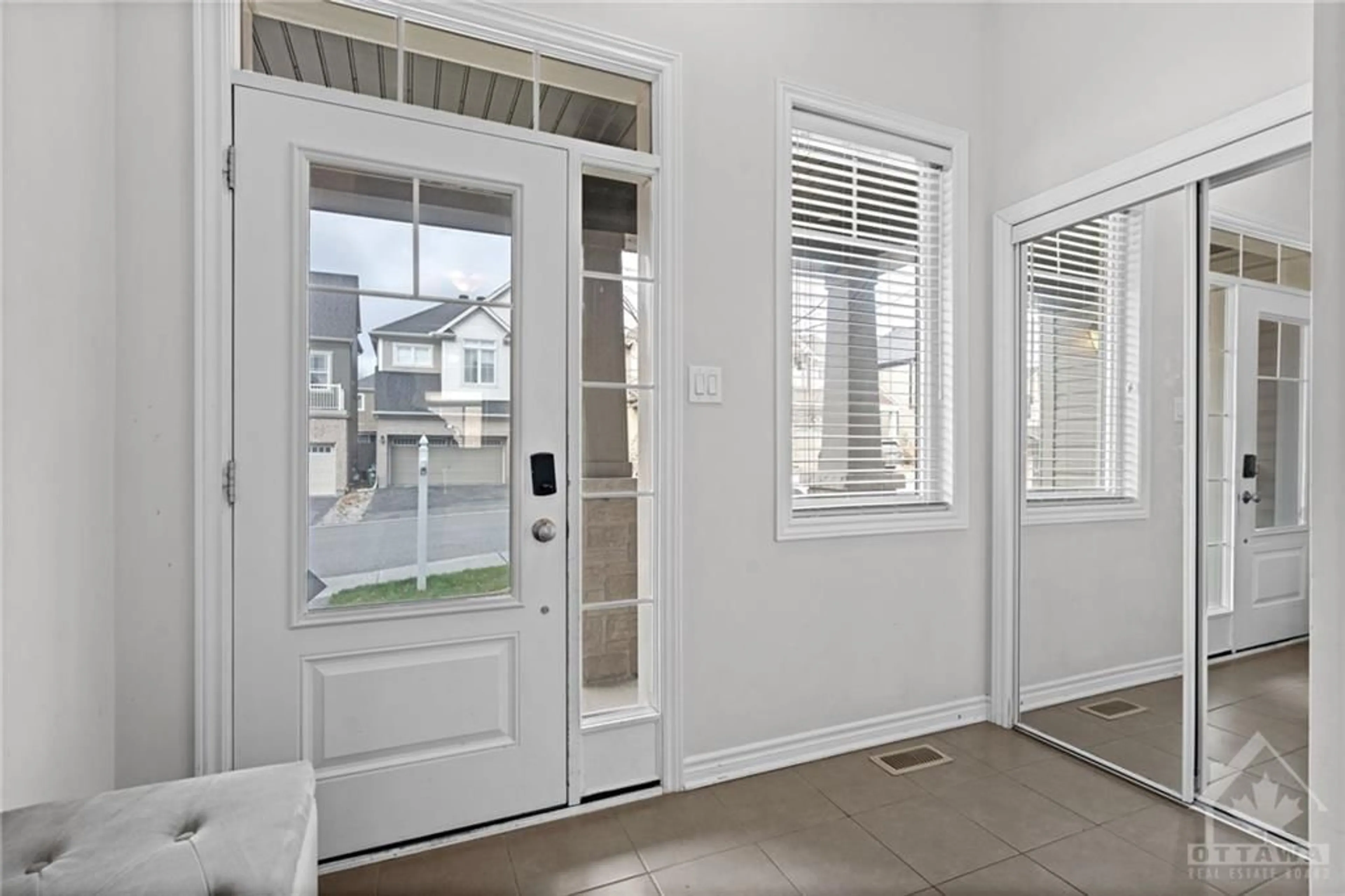 Indoor entryway, wood floors for 716 SUMMERGAZE St, Ottawa Ontario K2M 0L4