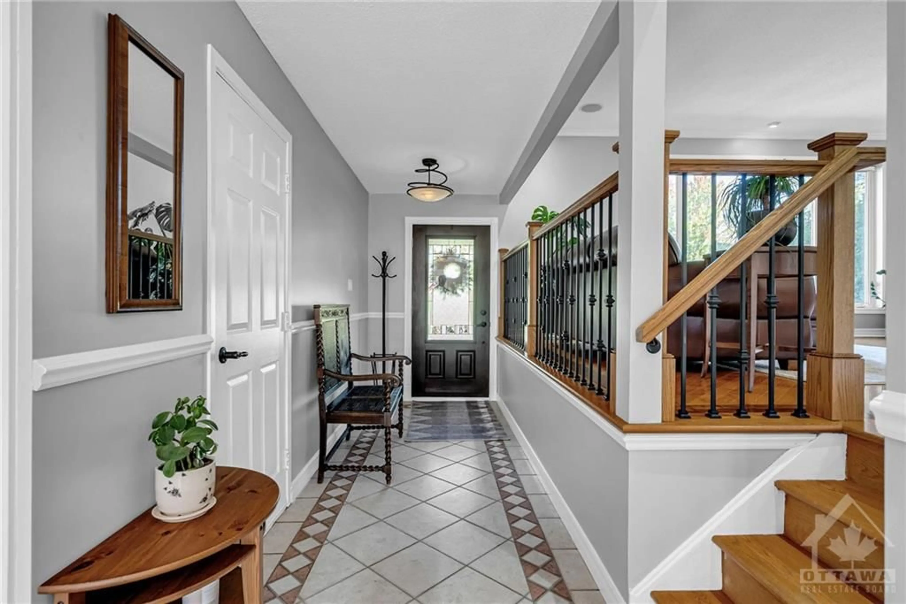 Indoor entryway, wood floors for 22 STROUGHTON Cres, Munster Ontario K0A 1B0