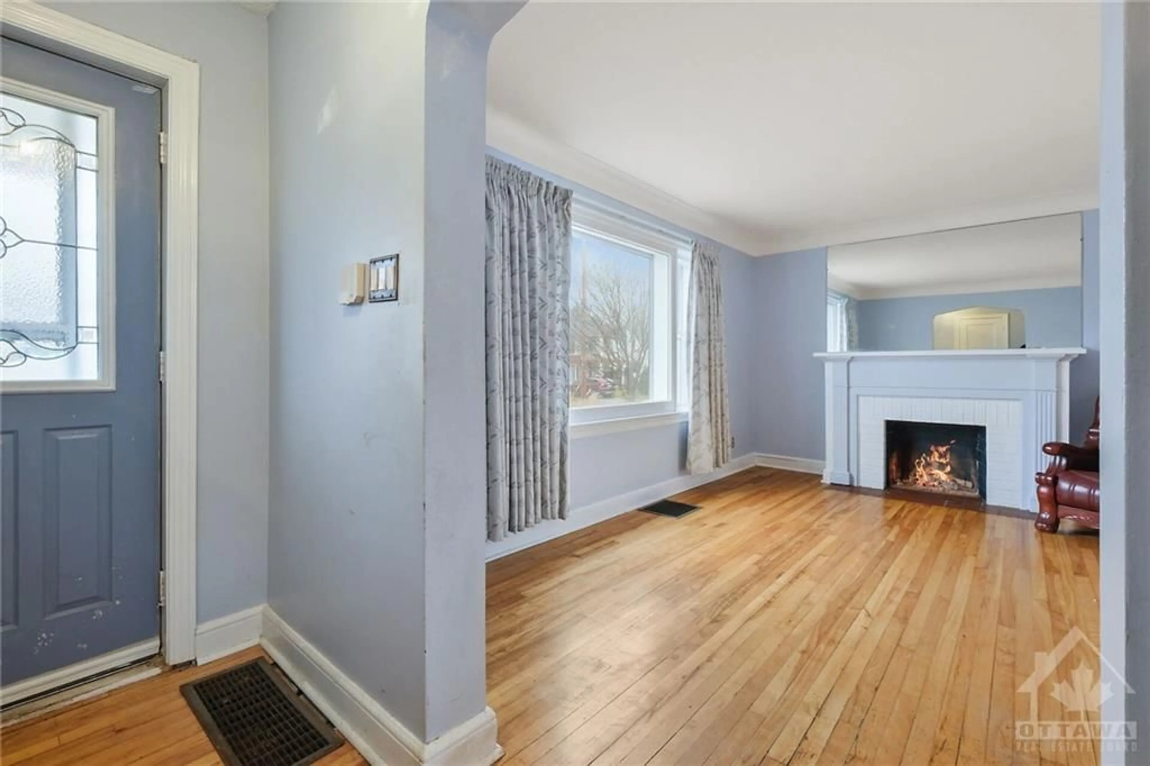 A pic of a room, wood floors for 41 COLUMBUS Ave, Ottawa Ontario K1K 1R2