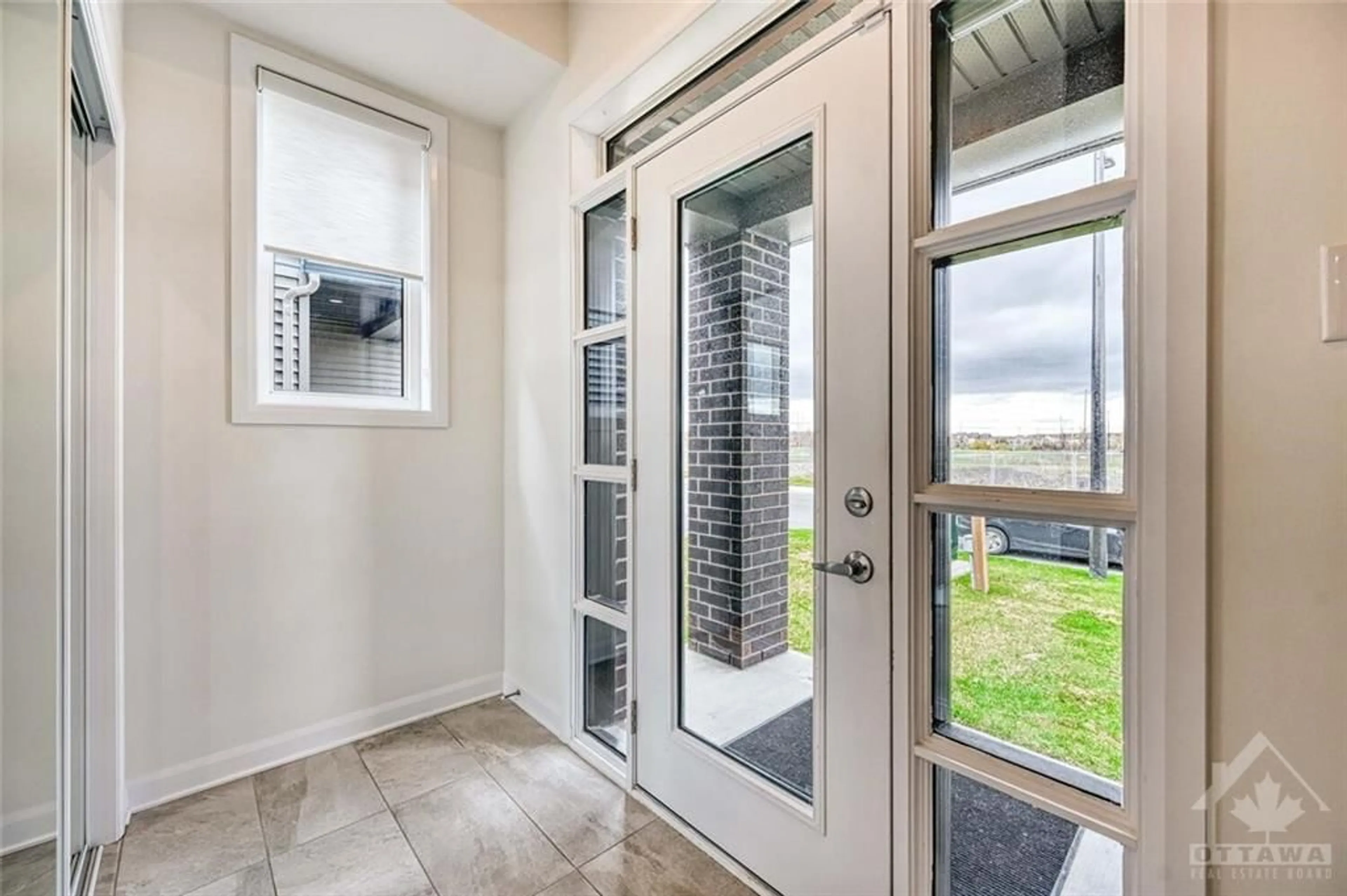 Indoor entryway, cement floor for 520 BRANCH St, Ottawa Ontario K2J 6P3