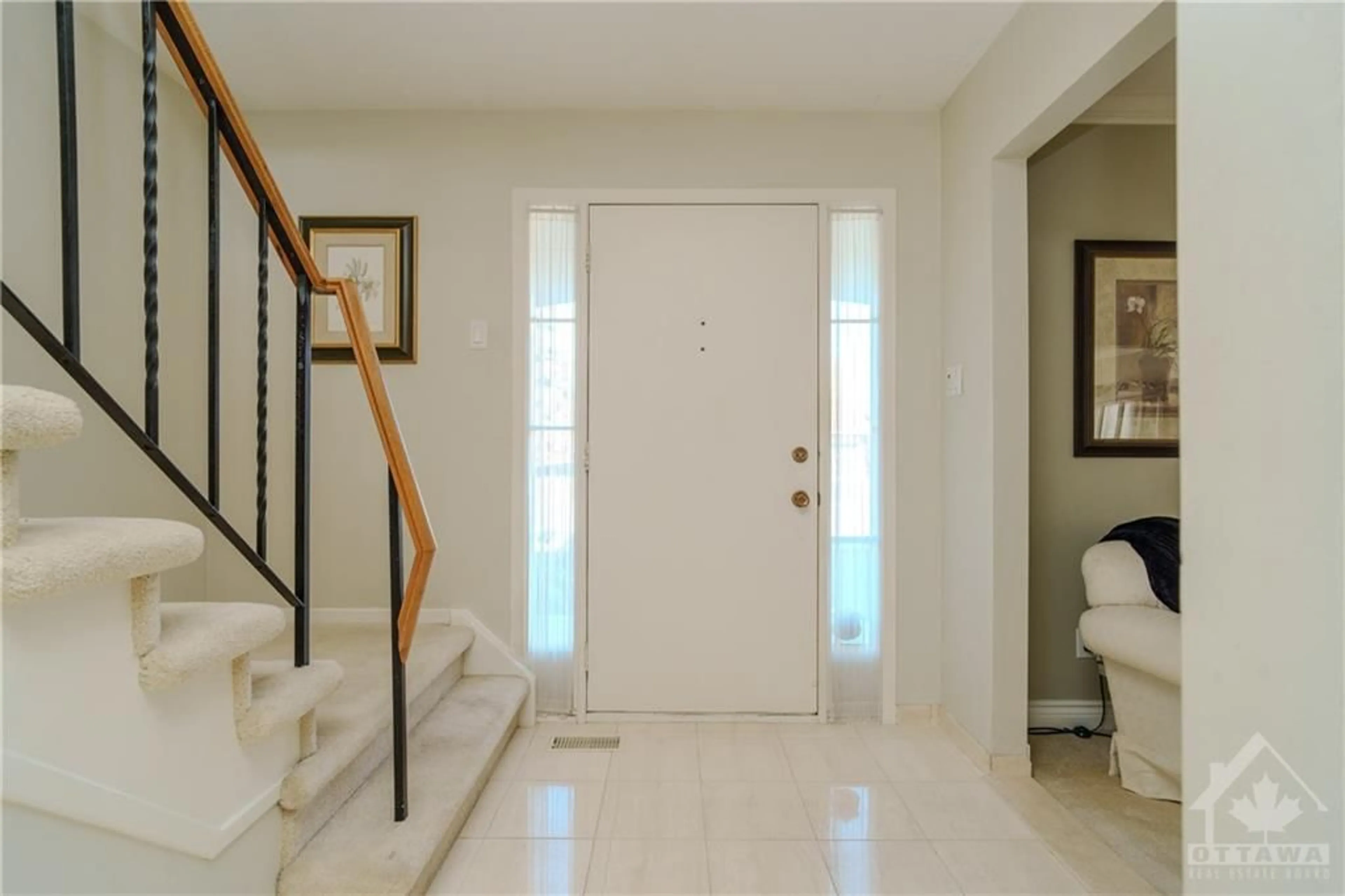 Indoor entryway, wood floors for 6342 VISENEAU Dr, Orleans Ontario K1C 2L4