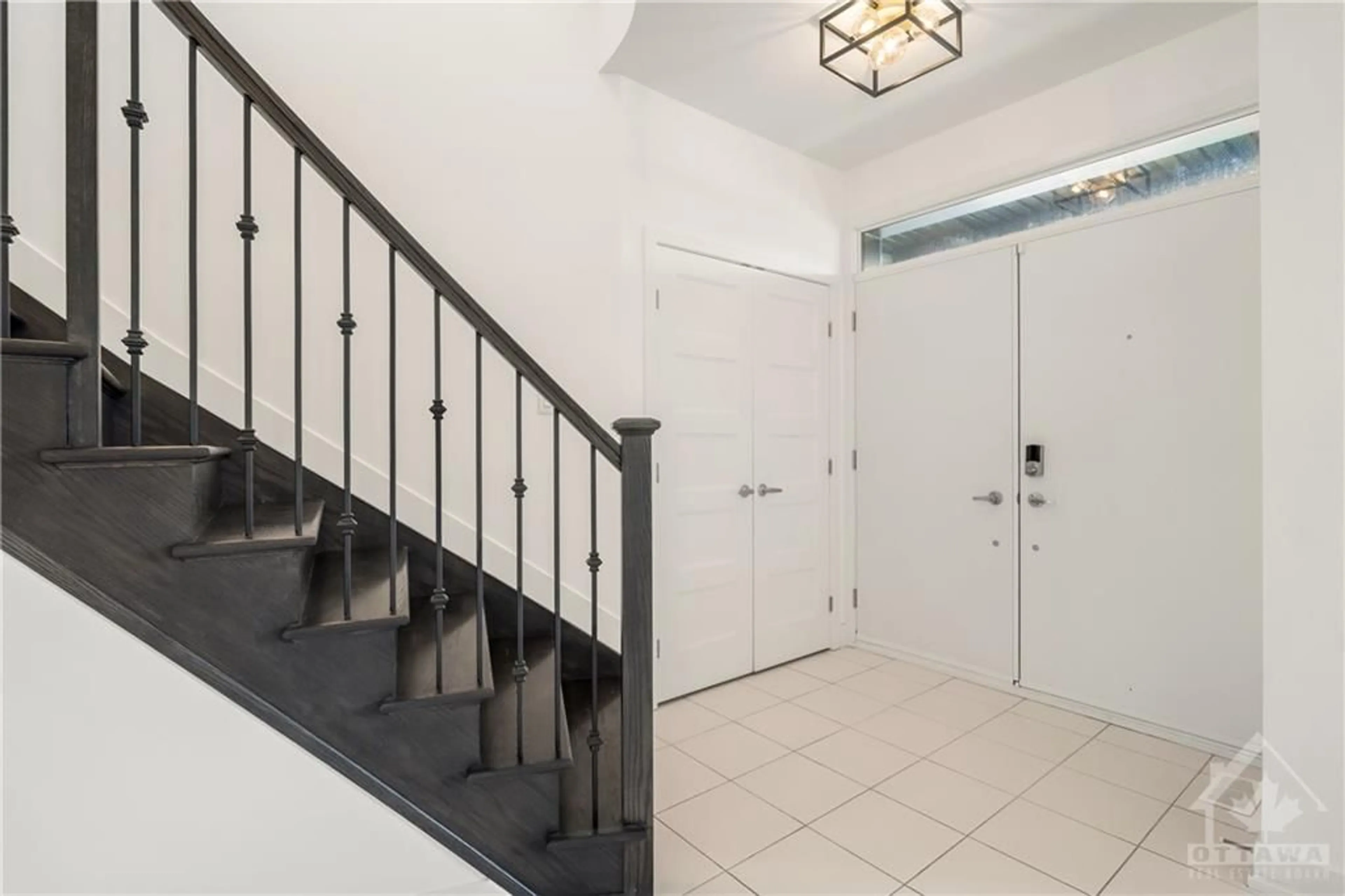 Indoor foyer, cement floor for 603 NORIKER Crt, Richmond Ontario K0A 2Z0