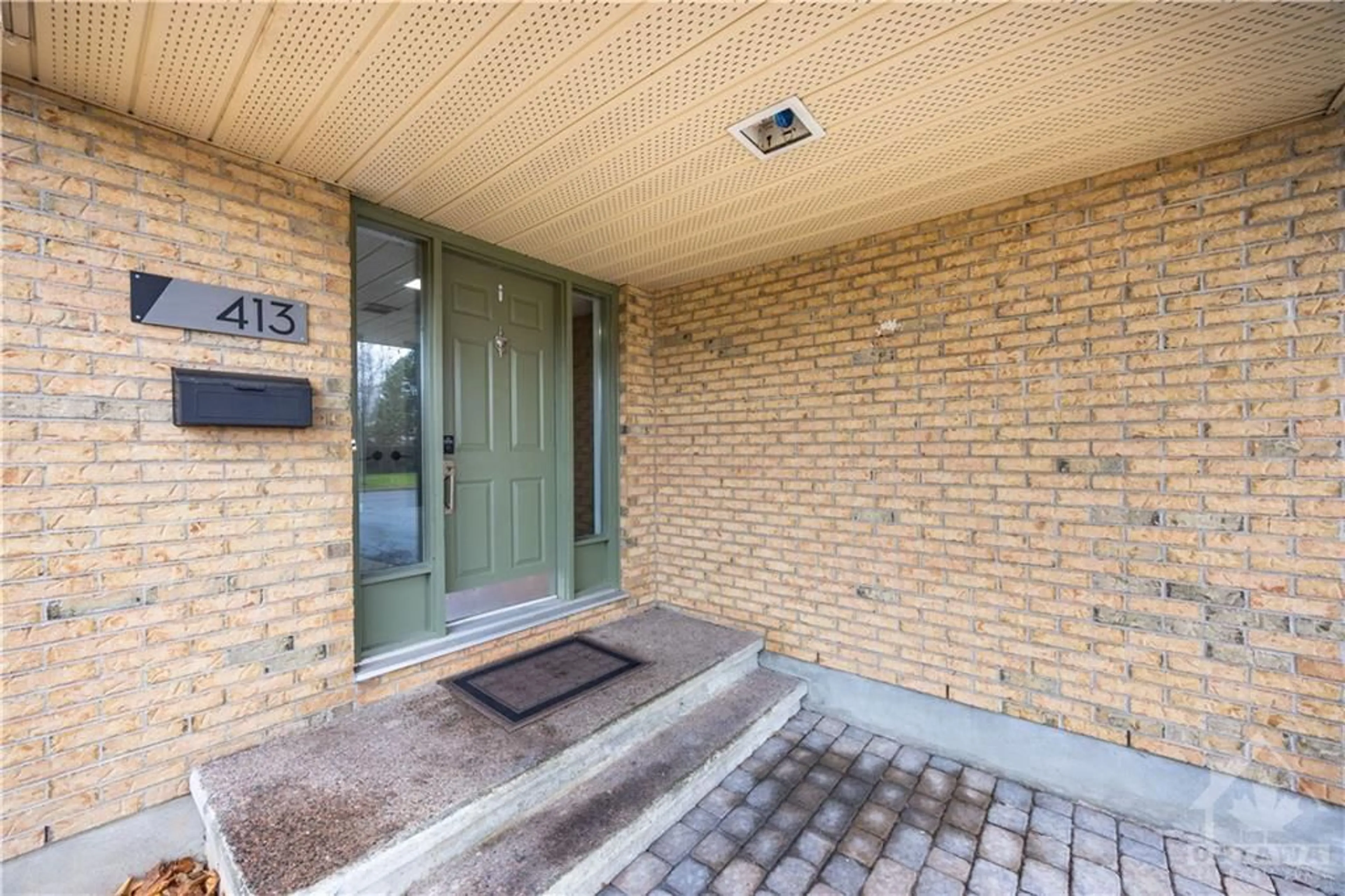 Indoor entryway, cement floor for 413 CLOVERHEATH Cres, Orleans Ontario K1E 2R9