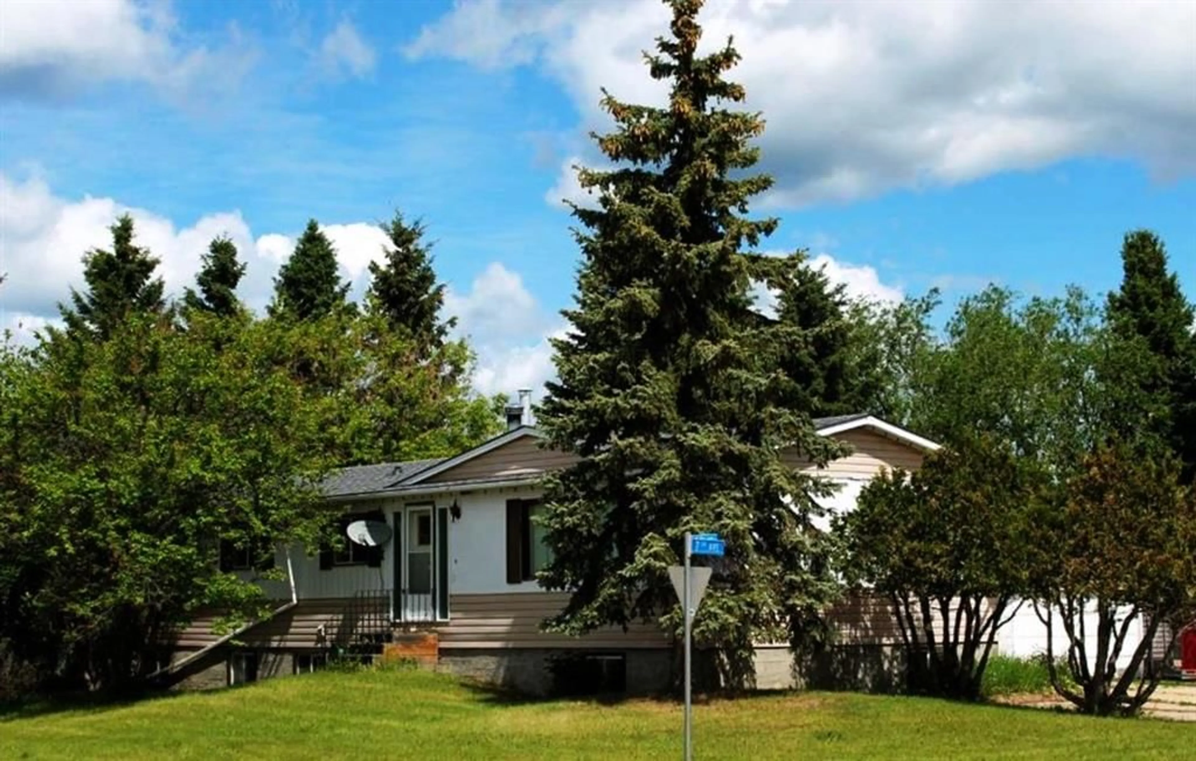 Outside view for 700 8 St, Fox Creek Alberta T0H 1P0