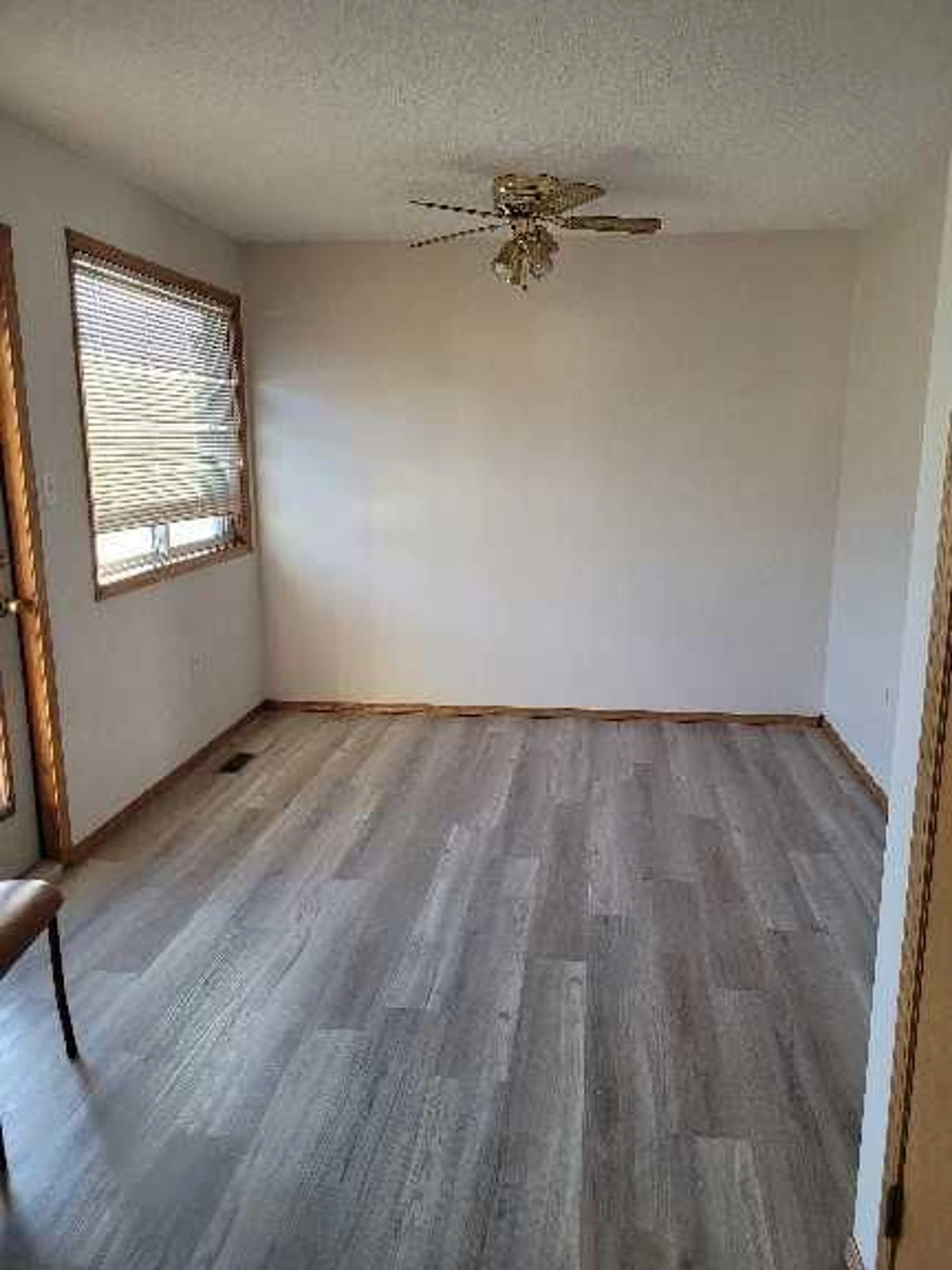 A pic of a room for 521C Maple Ave, Medicine Hat Alberta T1A 3A7