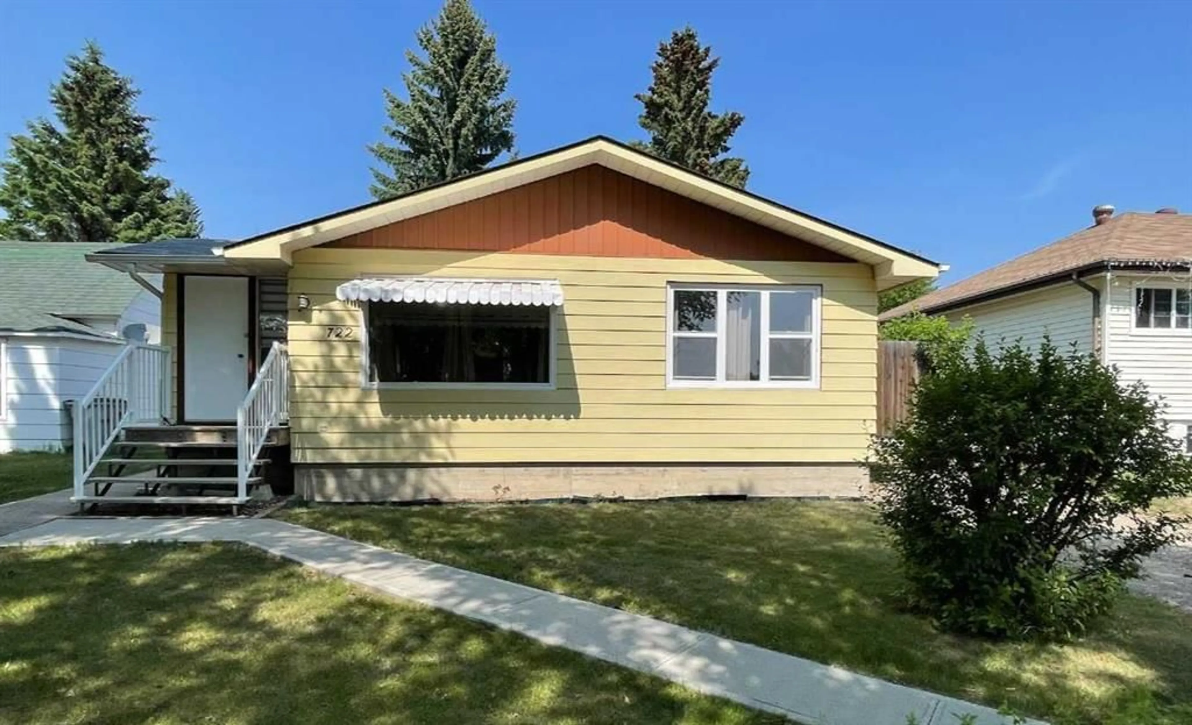 Home with vinyl exterior material for 722 5 Ave, Wainwright Alberta T9E 1C3