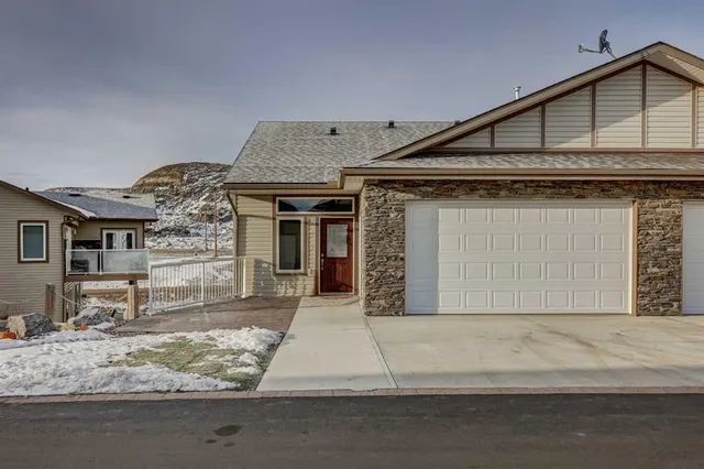 24 Garden Way, Drumheller 2