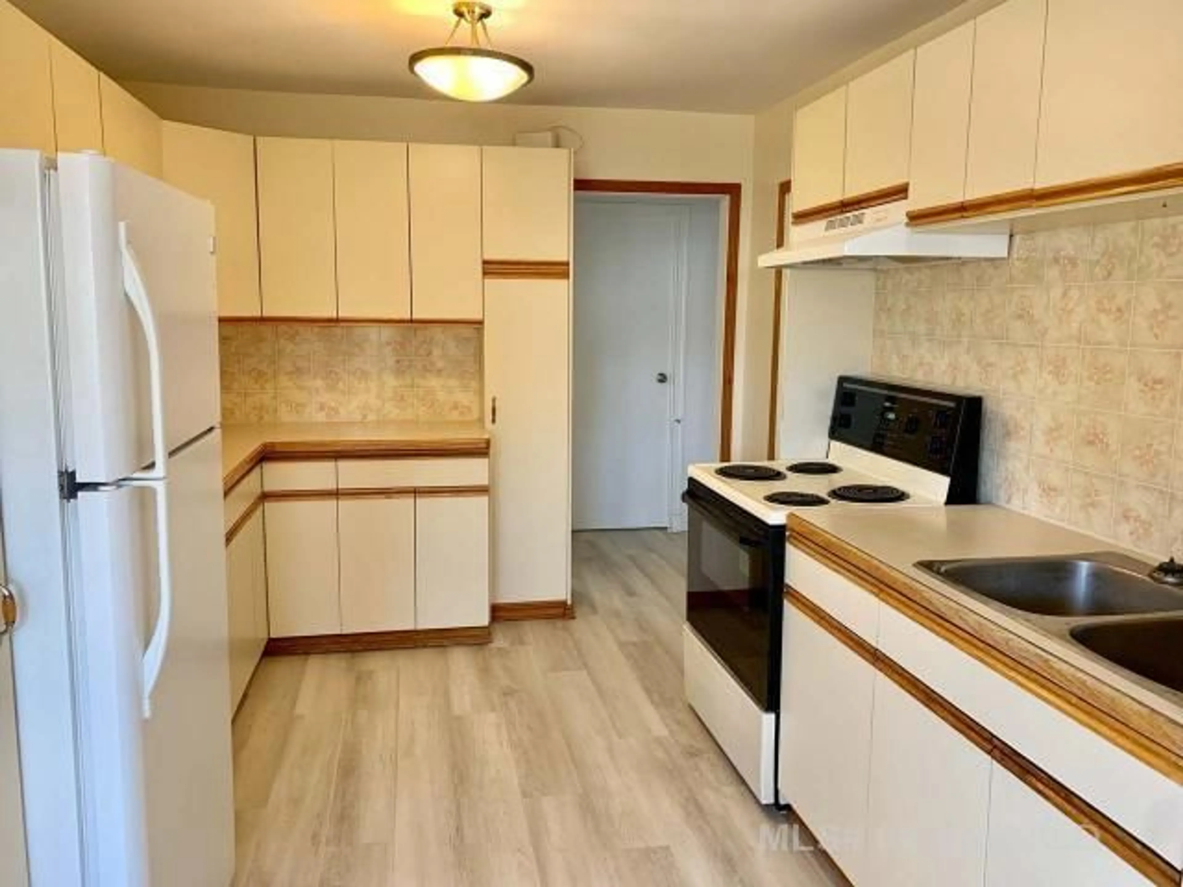 Standard kitchen for 1130 15 St, Wainwright Alberta T9W 1E4