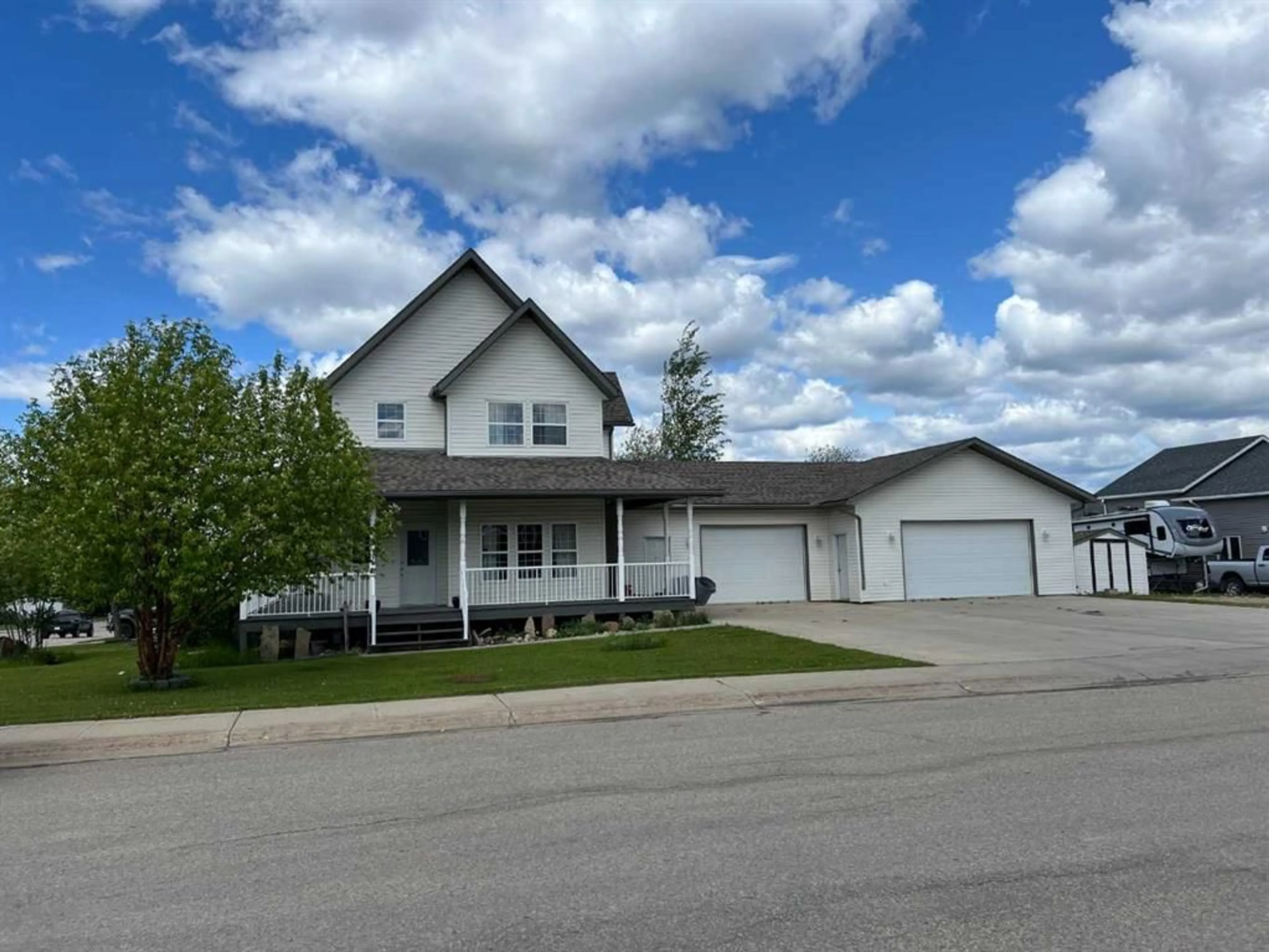 Frontside or backside of a home for 900 7 Ave, Fox Creek Alberta T0H1P0