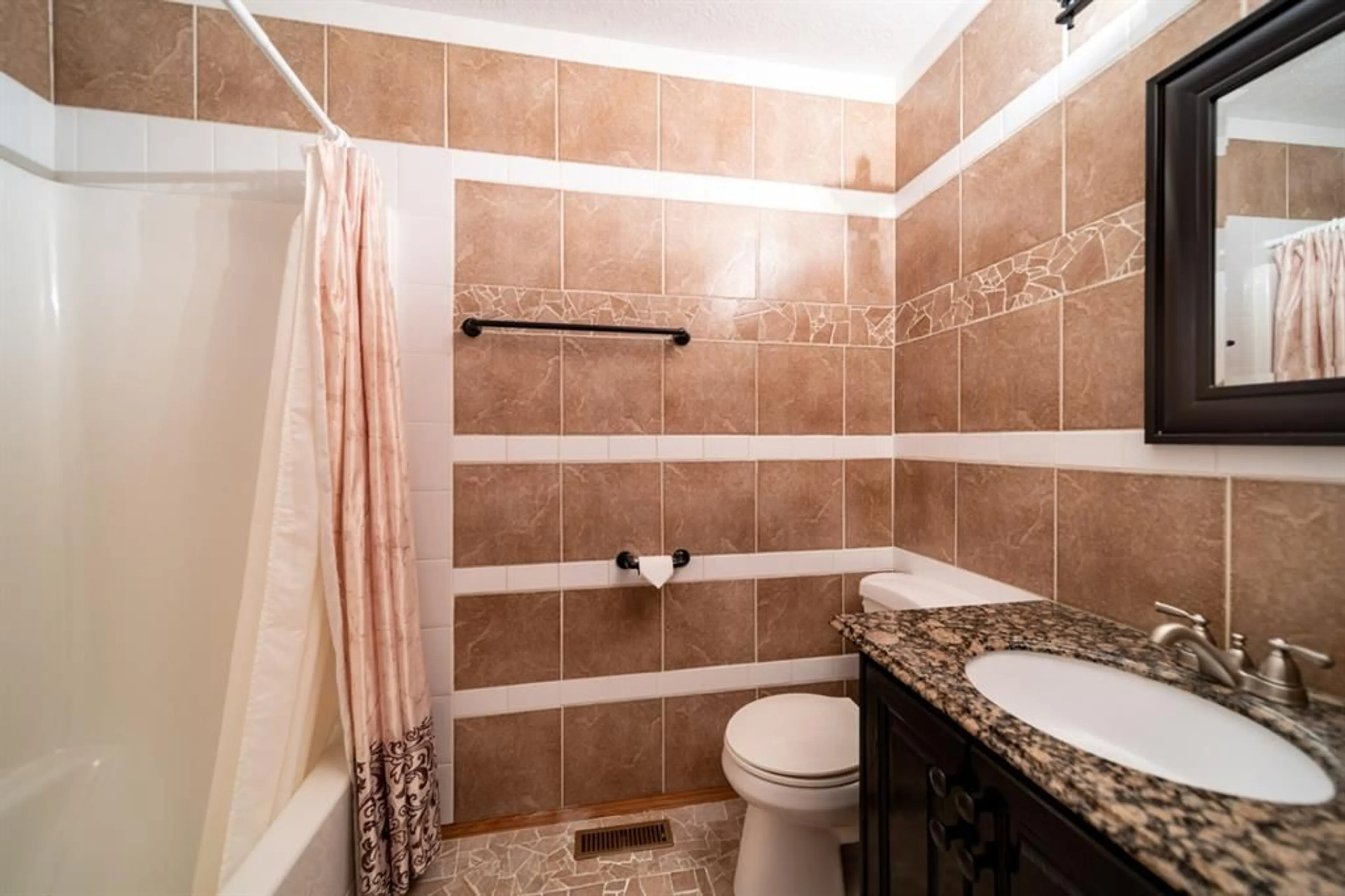 Bathroom for 1021 20 Street Crescent, Wainwright Alberta T0B 1N5