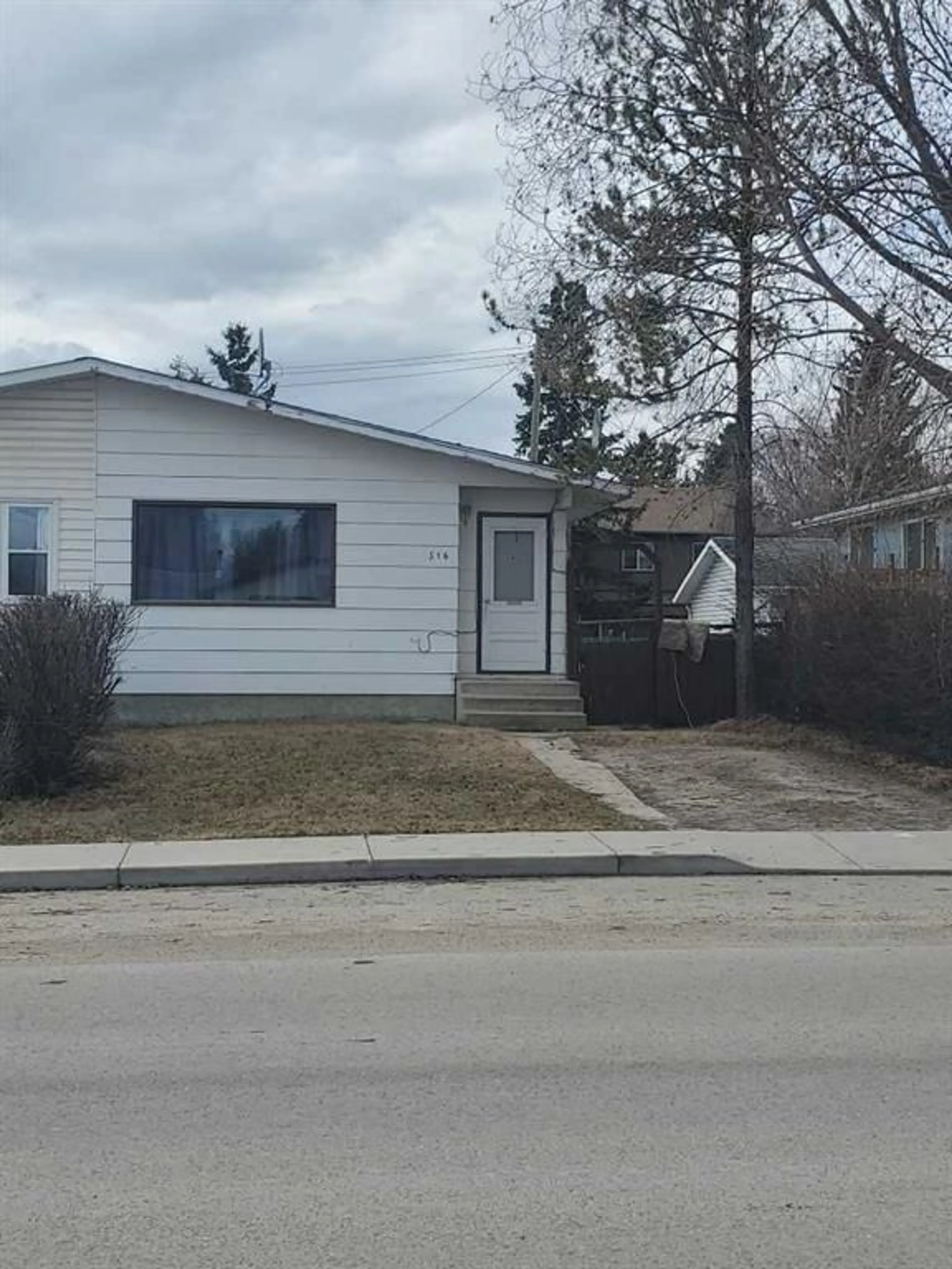 Frontside or backside of a home for 516 52 St, Edson Alberta T7E 1K9