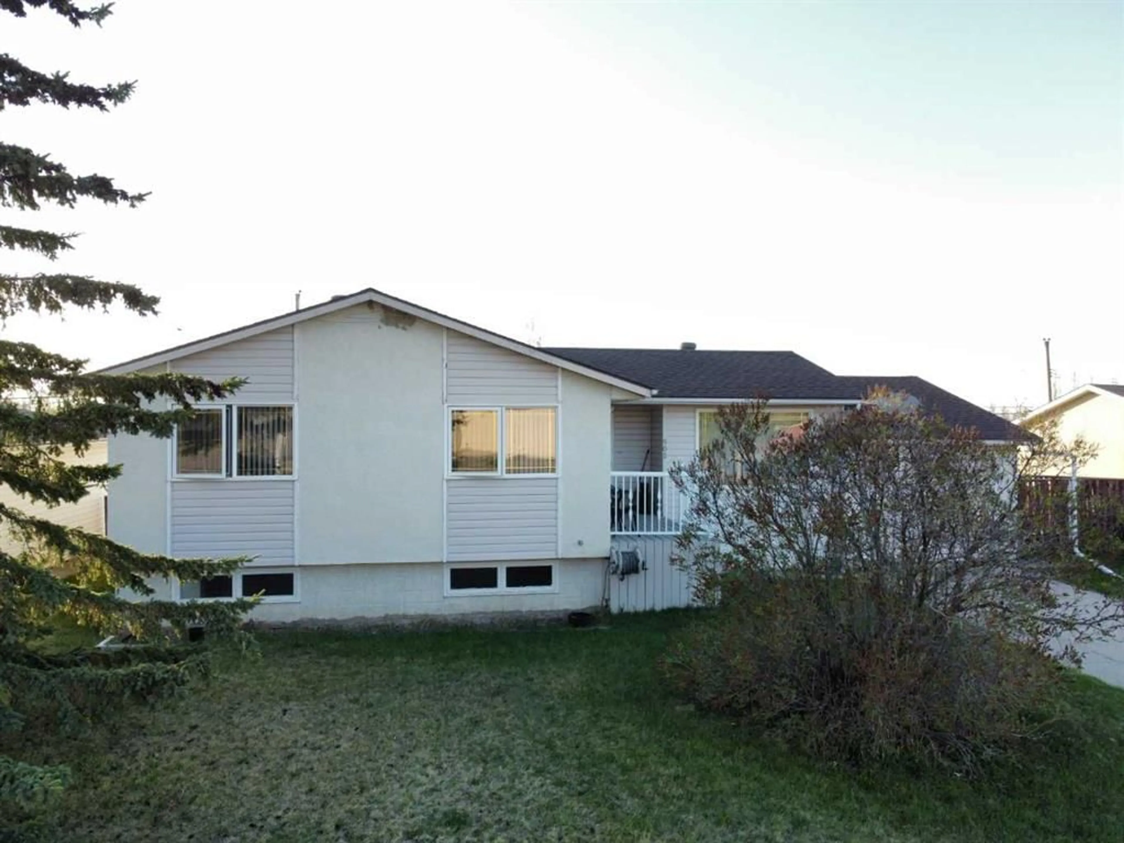 Frontside or backside of a home for 502 8 St, Fox Creek Alberta t0h1p0