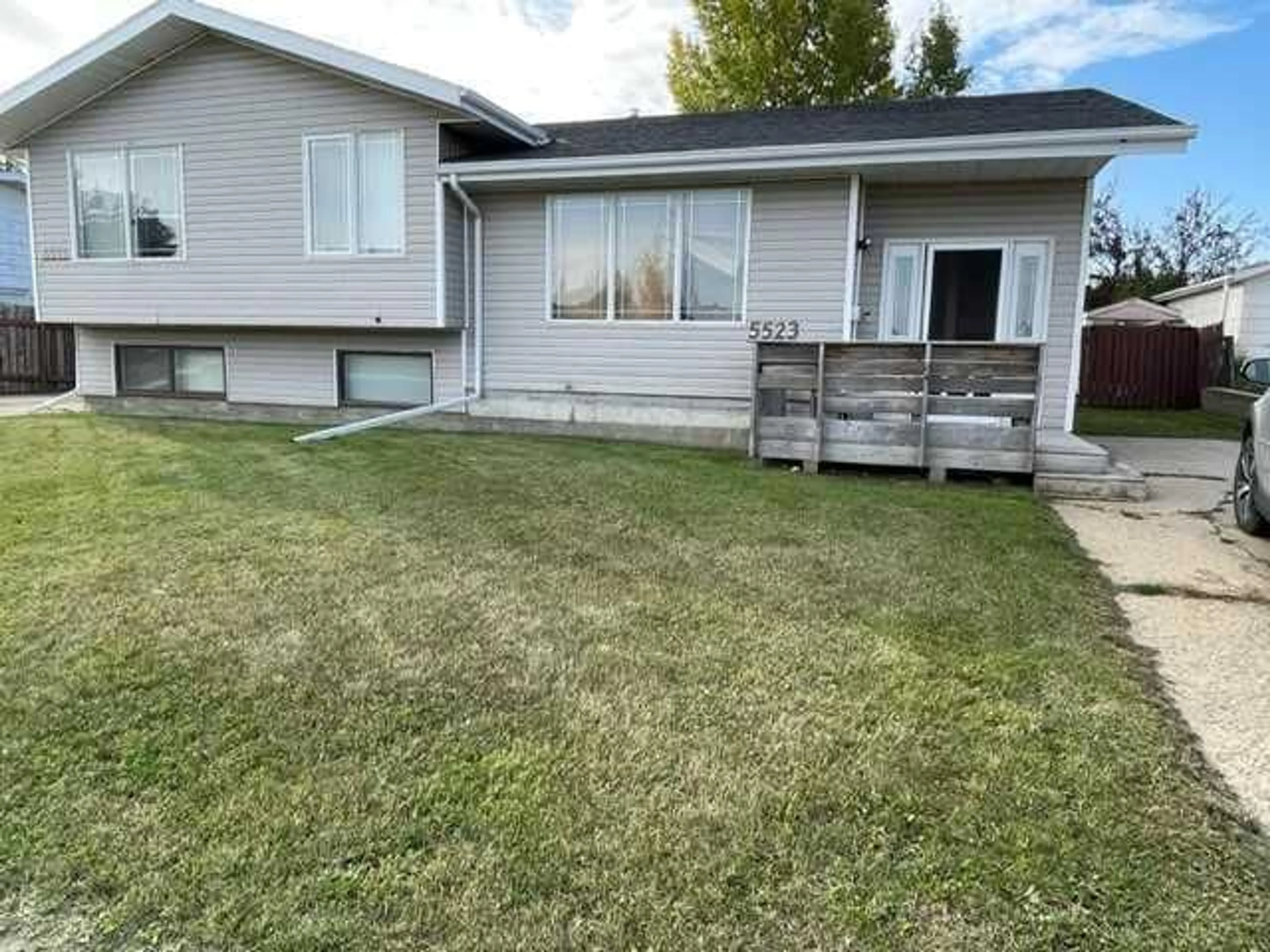 Frontside or backside of a home for 5523 31 St, Lloydminster Alberta T9V 1R9