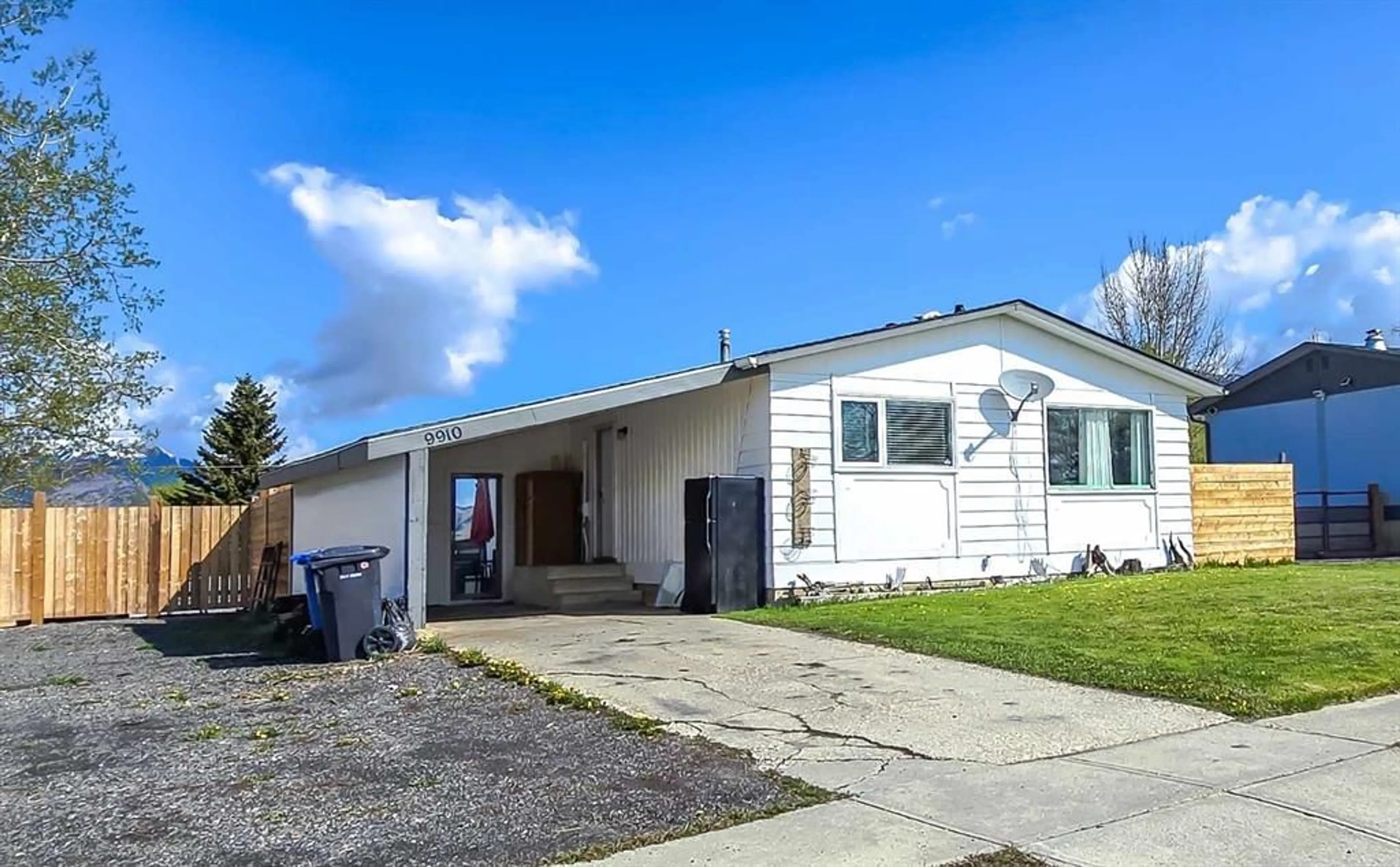 Frontside or backside of a home for 9910 110 St, Grande Cache Alberta T0E 0Y0