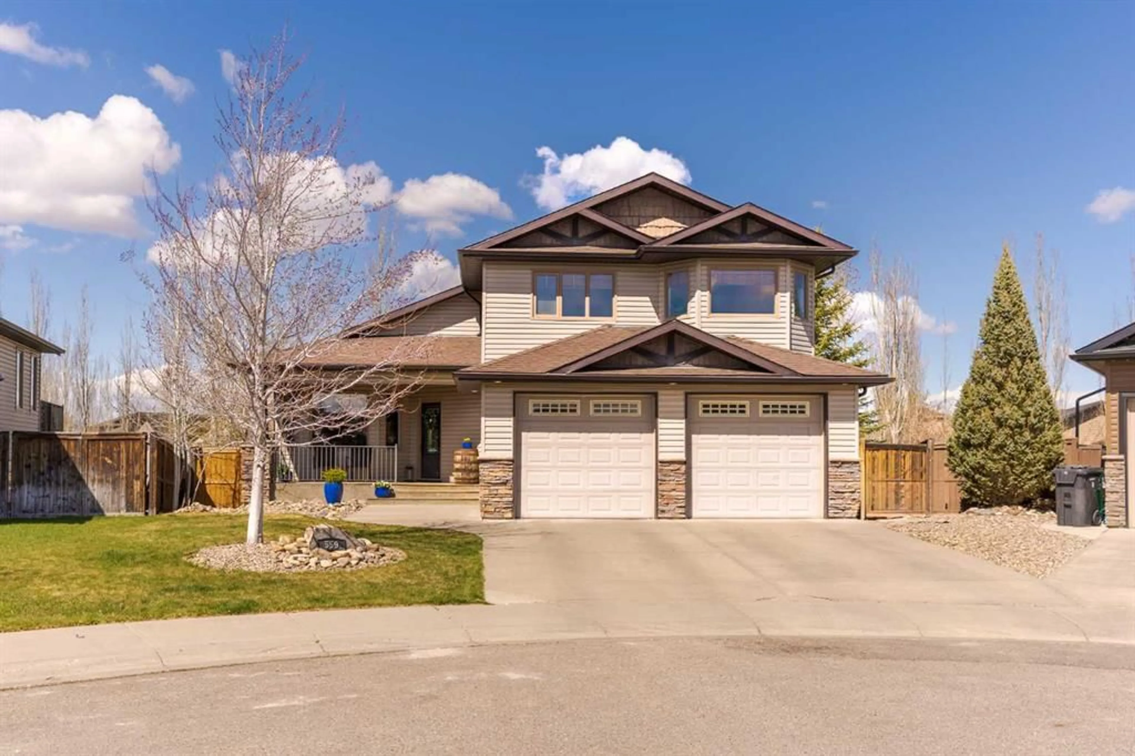 Frontside or backside of a home for 559 Canyon Cove, Lethbridge Alberta T1K 7V4